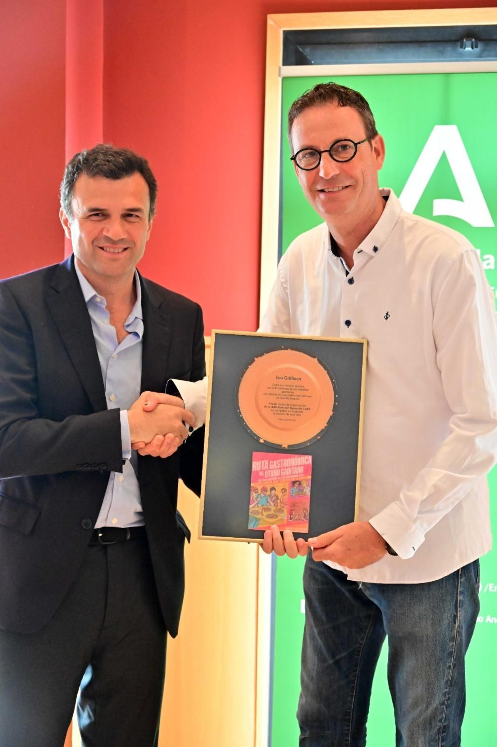 Bruno García entrega el cuadro conmemorativo a Leo Griffioen.