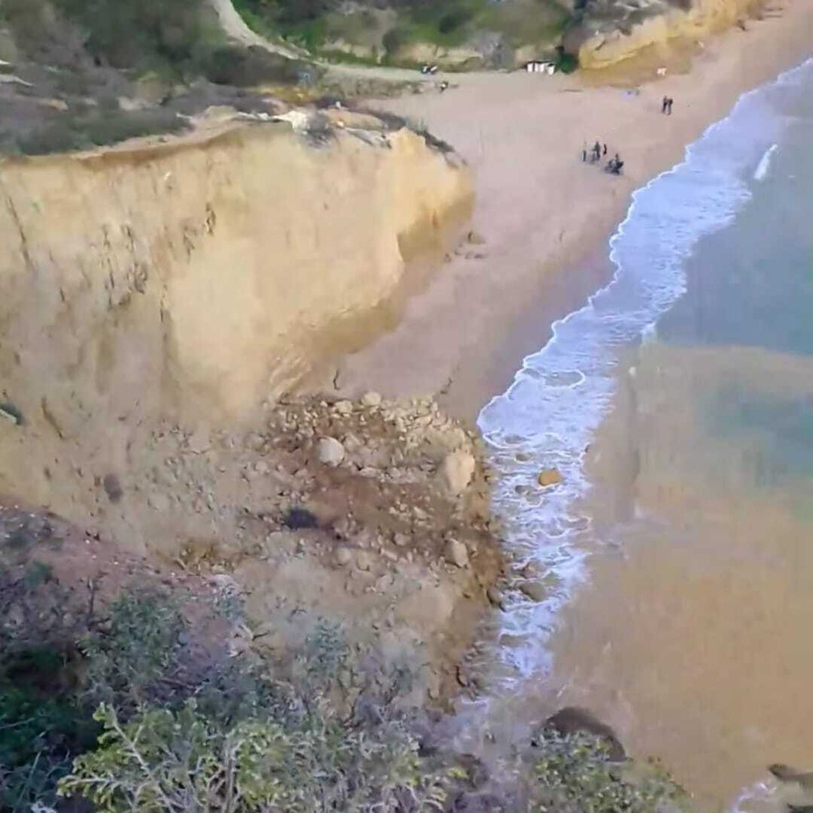 Captura de un vídeo grabado tras el desprendimiento del acantilado.