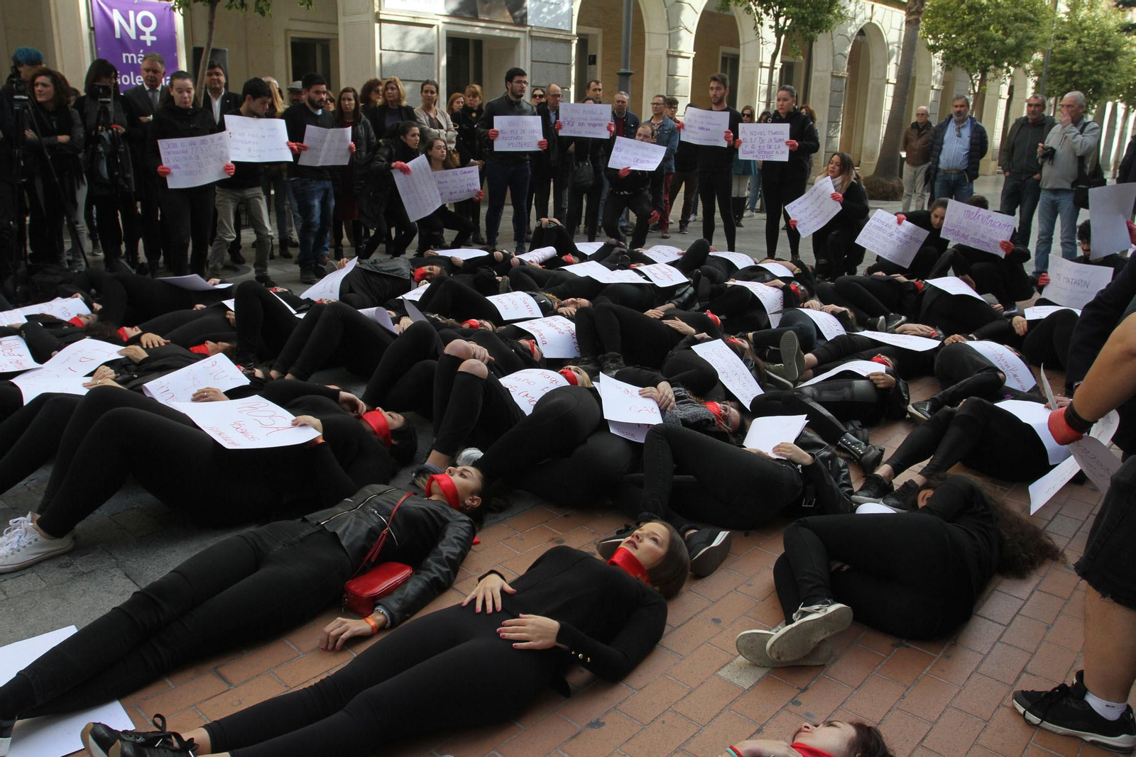 Lectura de manifiesto de violencia contra la mujer