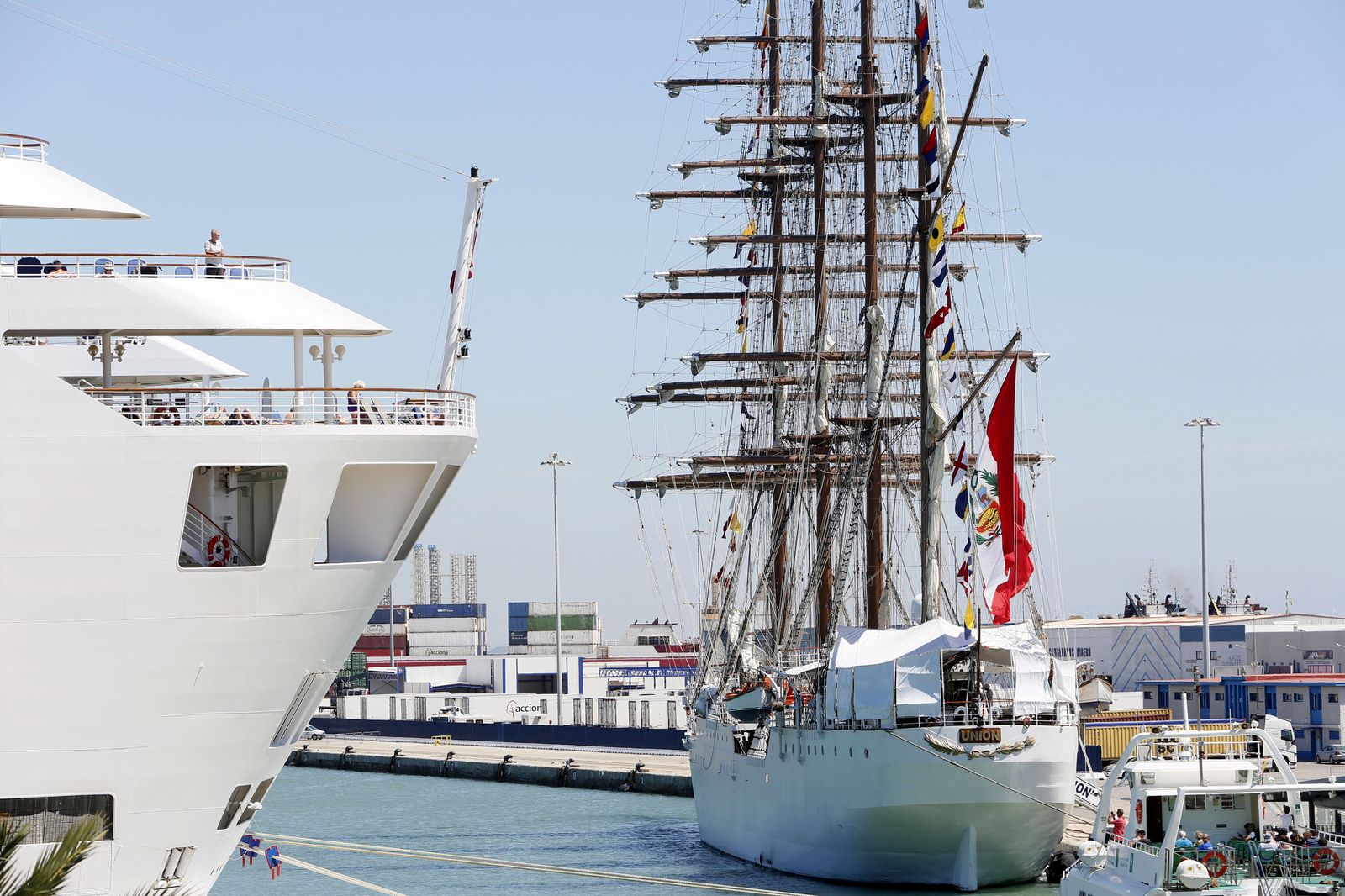 El buque escuela peruano, ayer en el muelle de Cádiz.
