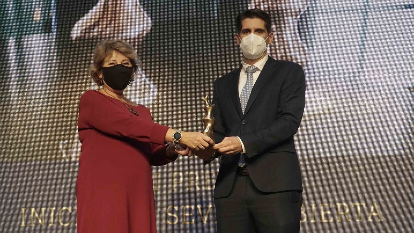 Jesús Caballero, director del aeropuerto, recibe el galardón.