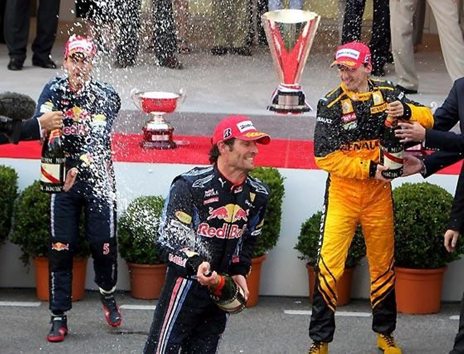 El podio del Gran Premio de Mónaco, con Mark Webber (Red Bull), su compañero Sebastian Vettel y Robert Kubica (Renault).

Foto: EFE