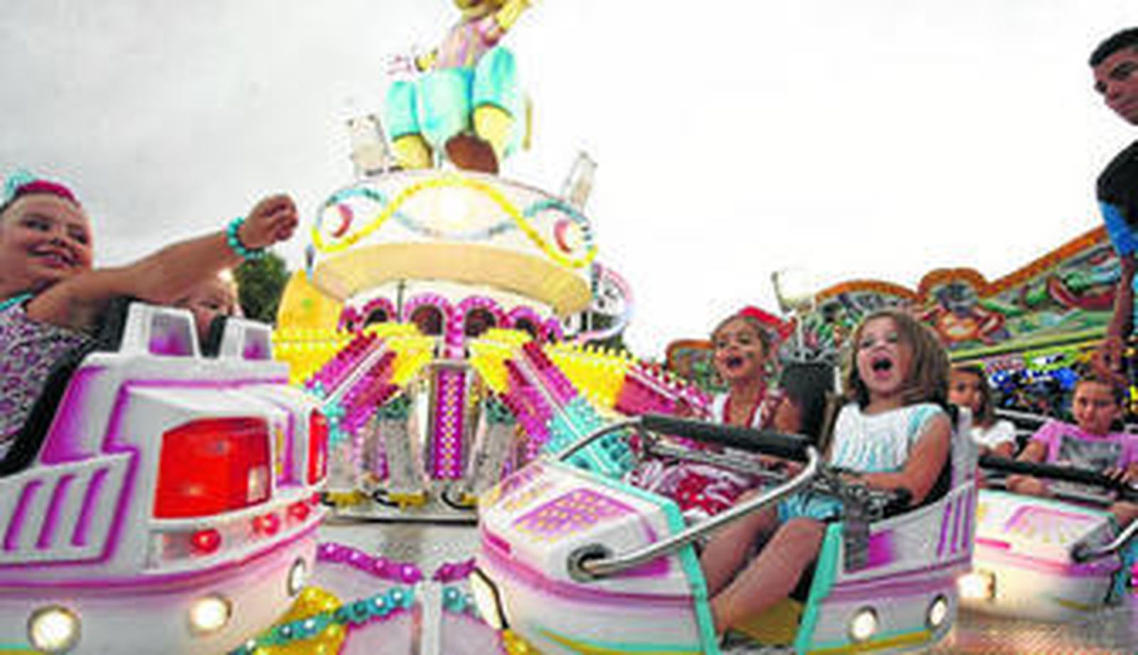 Un niño intenta cazar todos los patitos.