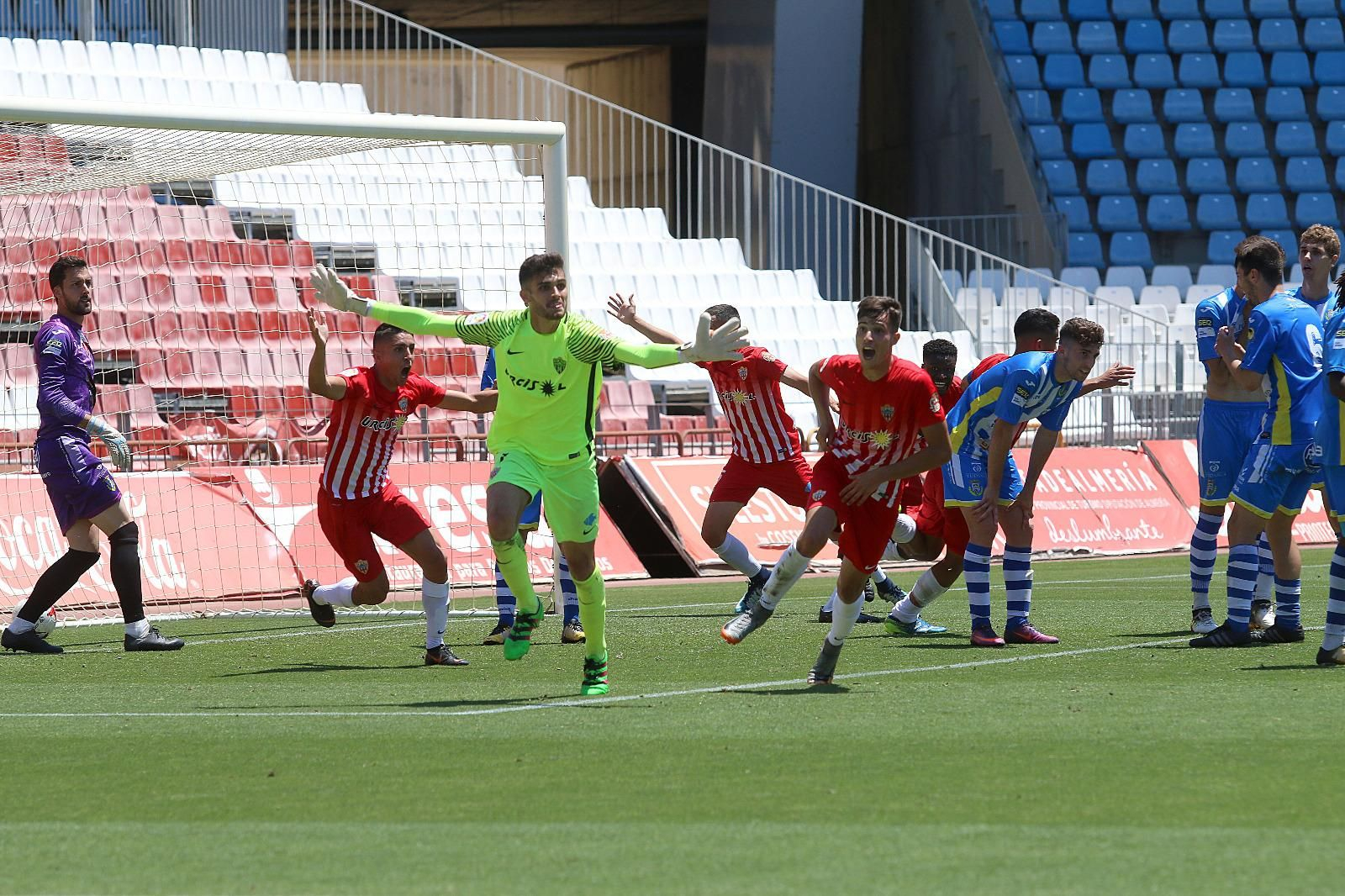 Albert Batalla celebrando el tanto del triunfo rojiblanco