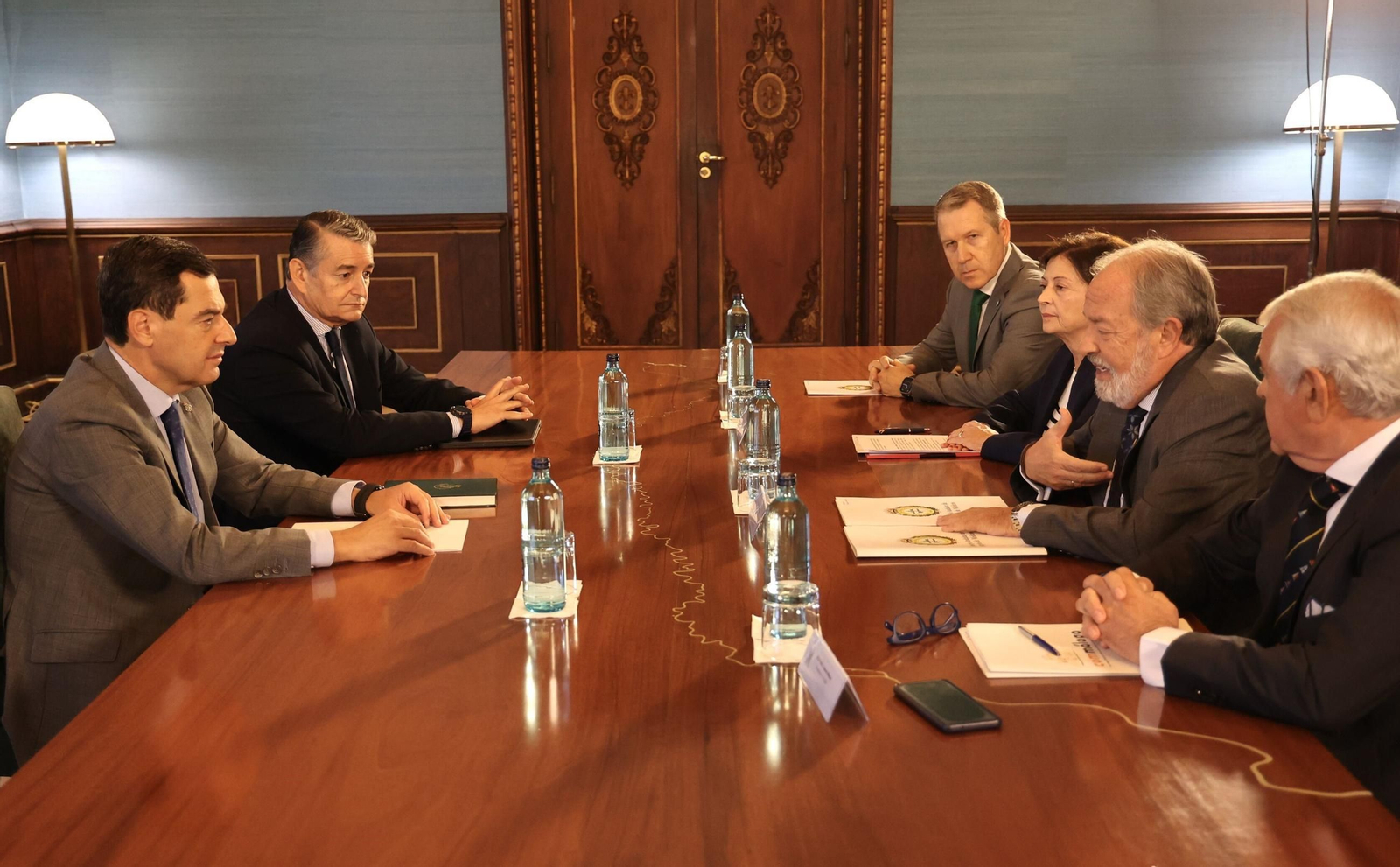 Reunión del Presidente del Colegio de Médicos y el Presidente de la Junta de Andalucía Juanma Moreno