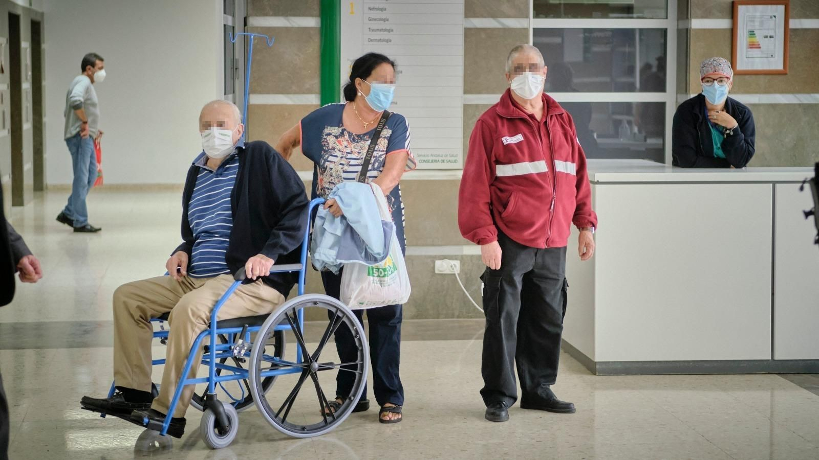 Control de acceso en la puerta principal del Hospital de Puerto Real