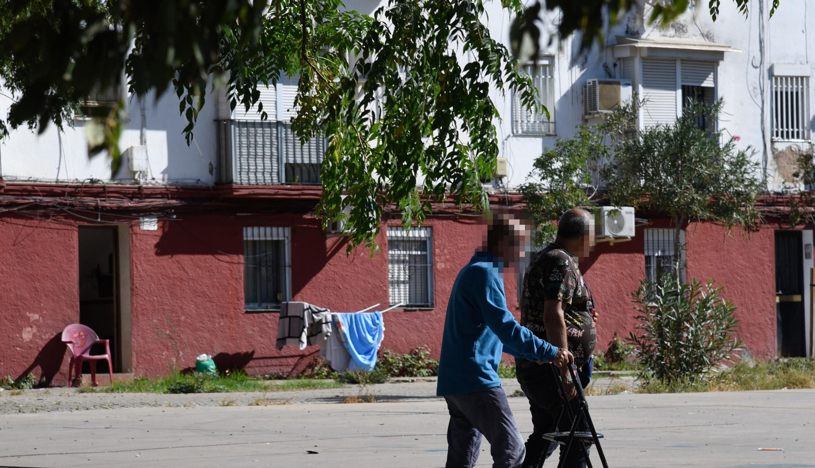 Dos personas caminan por una calle de Los Pajaritos, ayer tras la operación policial.