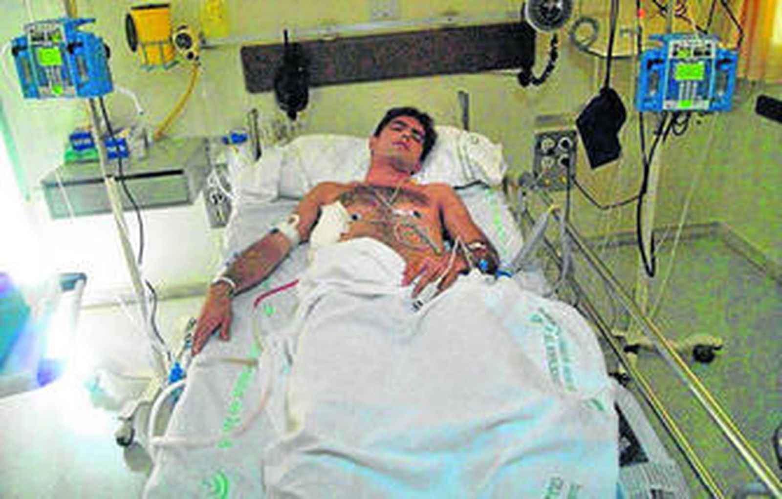 Arturo Macías convalecía ayer en la UCI del Hospital General de Jerez.