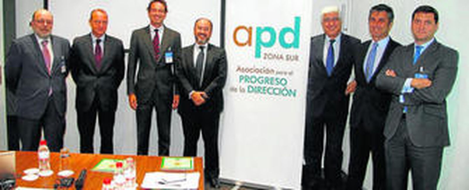 De izquierda a derecha, Miguel Ángel del Ojo y Alfonso Medina (Dopp Consultores), Felipe Medina  (APD), José Miguel Caballero (Garrigues), José Ramón Bécares (Dopp Consultores), Eduardo Candau (CARL) y Pablo Rodríguez (Grupo Ayesa), ayer, en la sesión organizada en Sevilla por RH Club en el despacho de Garrigues.