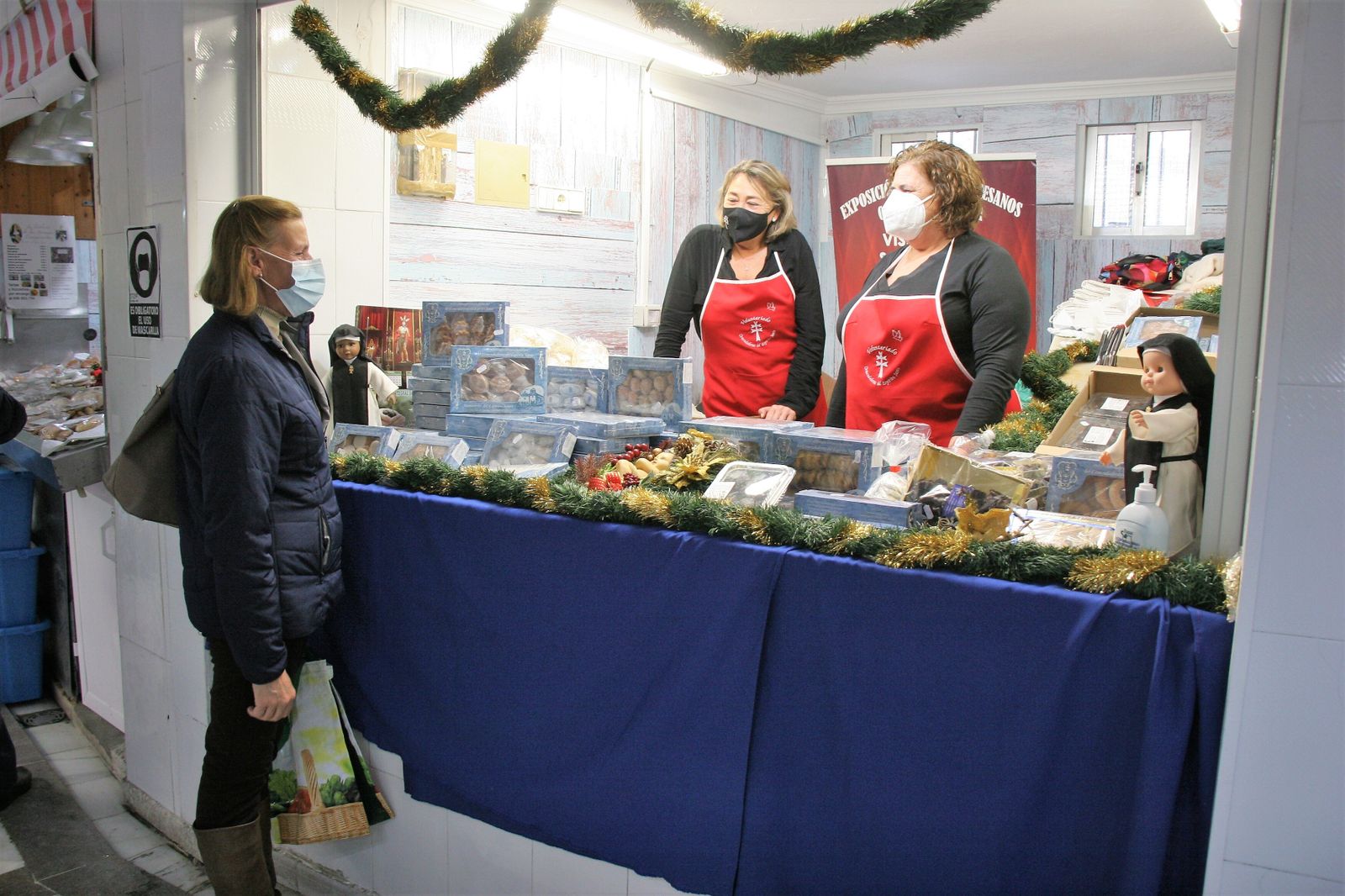 Uno de los puestos del mercadillo navideño, instalado este año en la Plaza de Abastos.