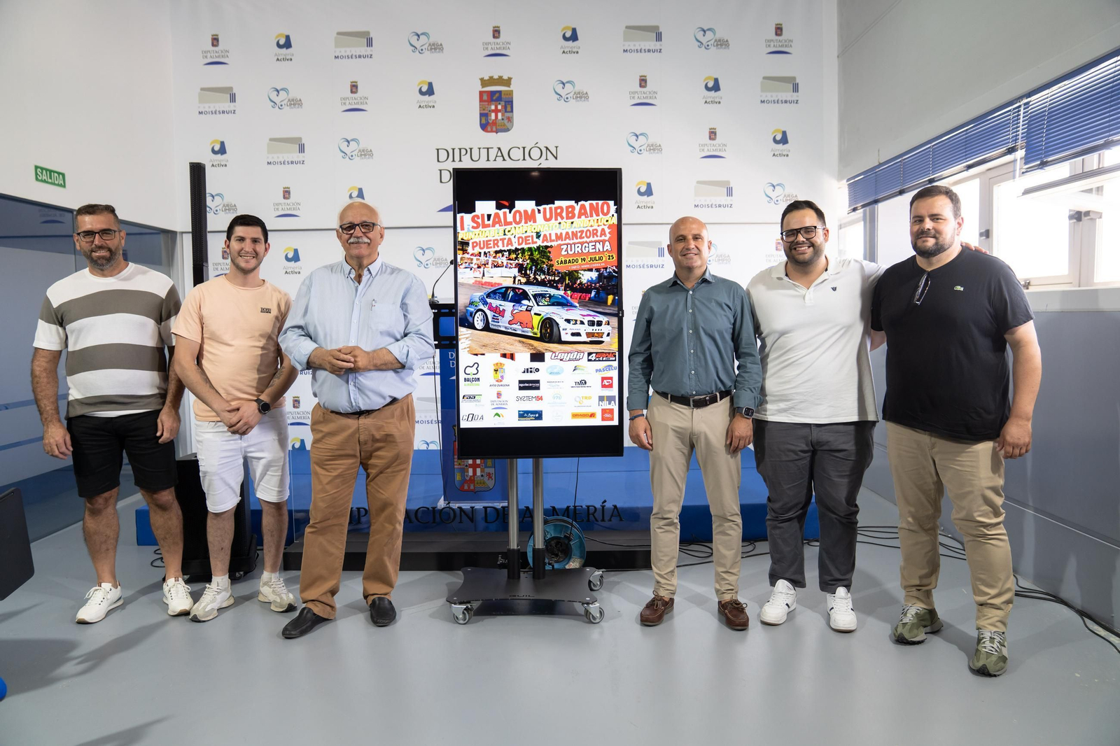 Los representantes institucionales y de la organización posan junto al cartel del evento durante la presentación del Primer Slalom ‘Puerta del Almanzora’.