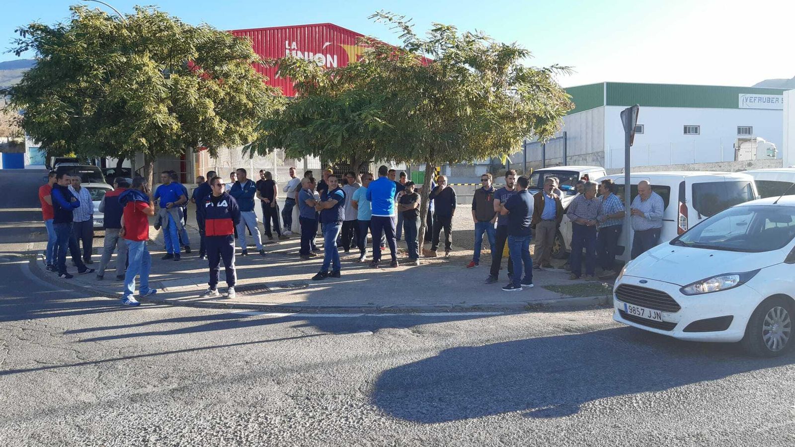 Agricultores que no han cortado sus cultivos se movilizan a las puertas de puntos de venta en el Polígono La Redonda de El Ejido.