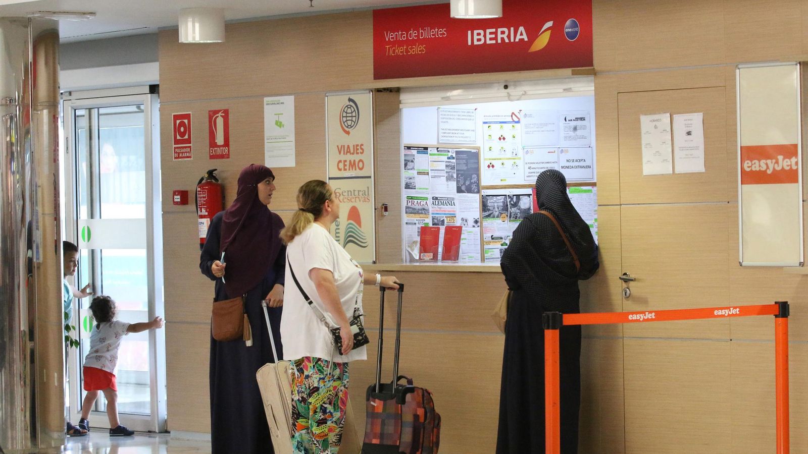 Usuarios internacionales en las oficinas de Iberia del Aeropuerto de Almería