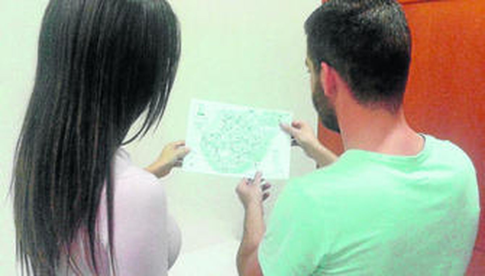 Dos jóvenes miran el nuevo mapa del Cabo de Gata-Níjar que se lanzó en julio.