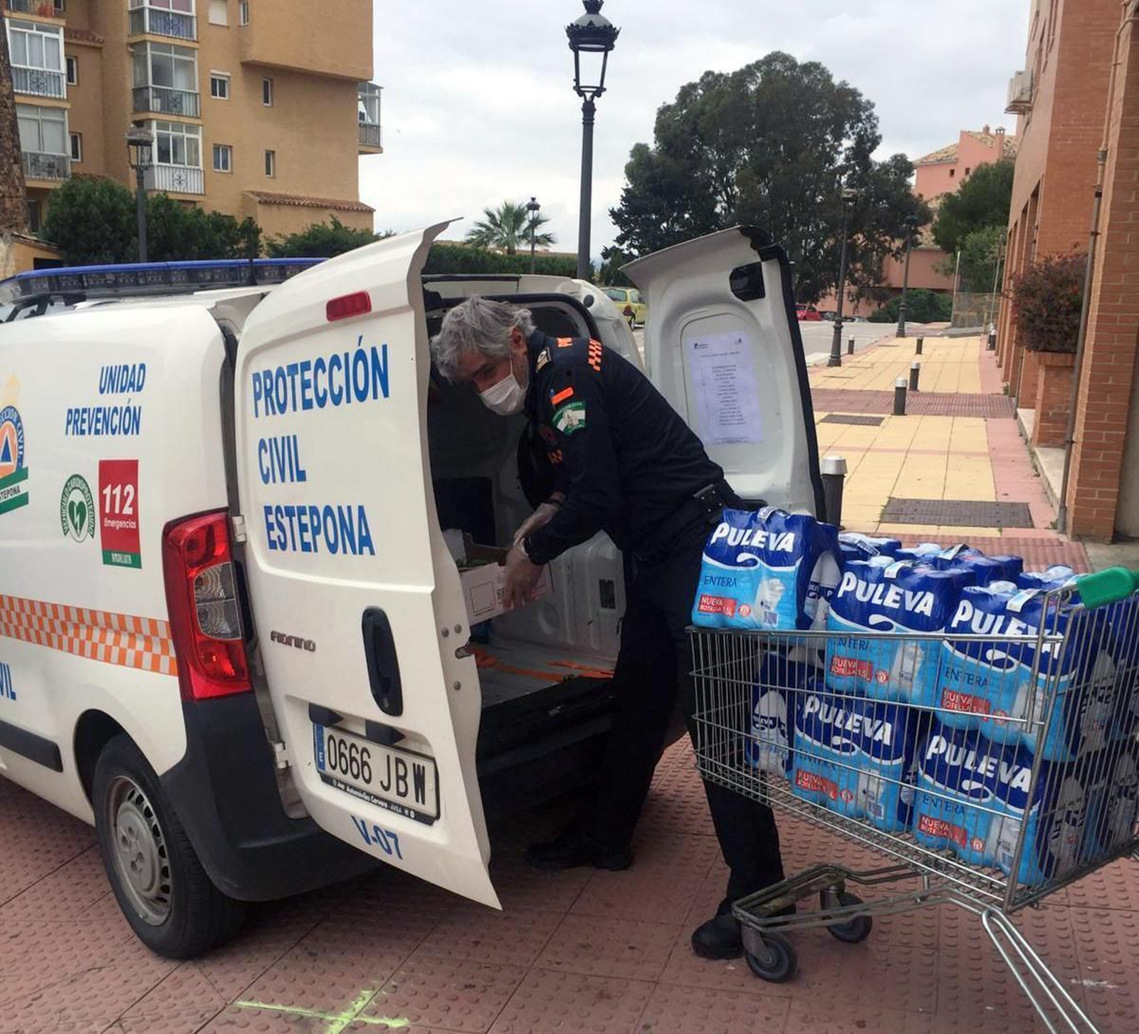 Un voluntario de Protección civil prepara el reparto de alimentos en Estepona.