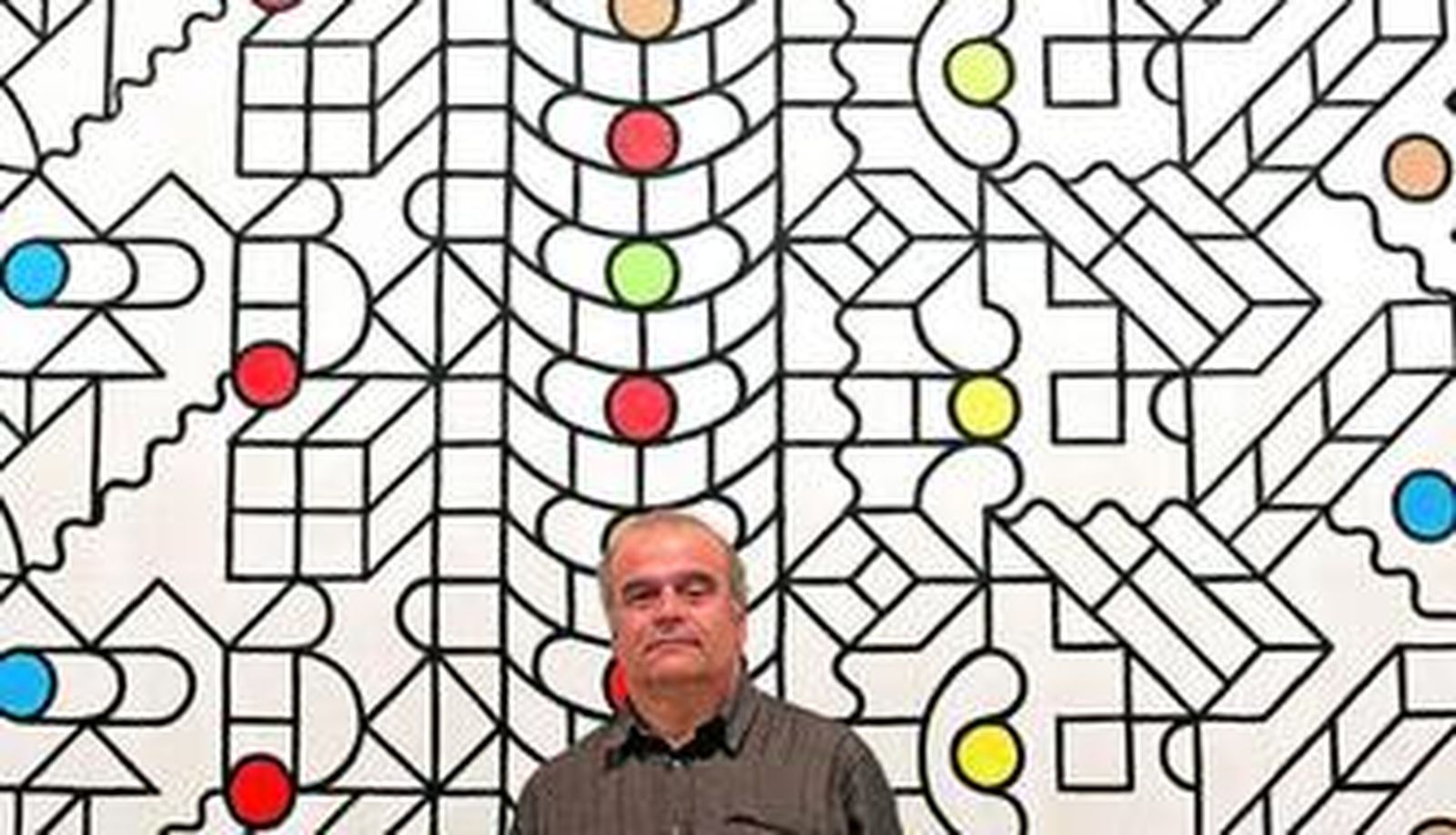 José María Bermejo posa ante su gran mural de 2,60 por 12 metros.