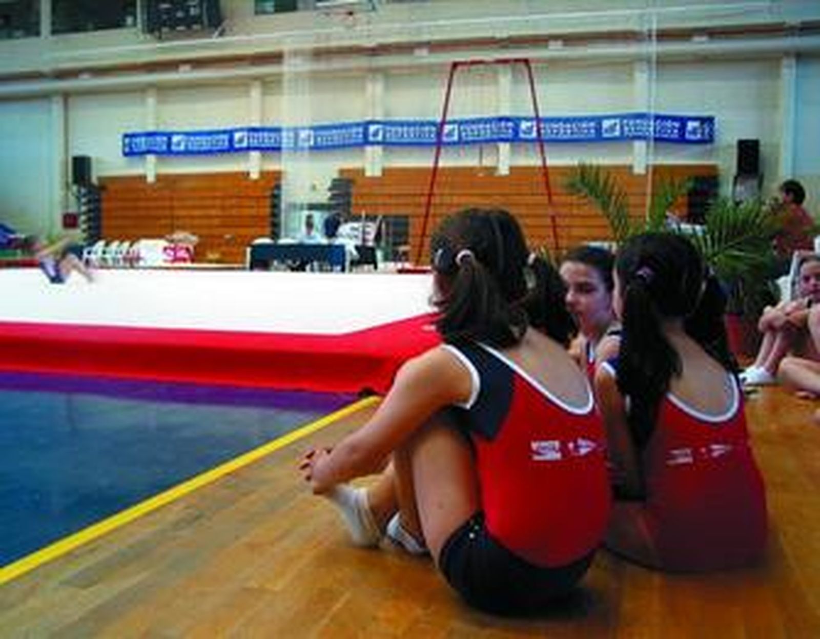 Unas niñas observan a una compañera realizar una exhibición.