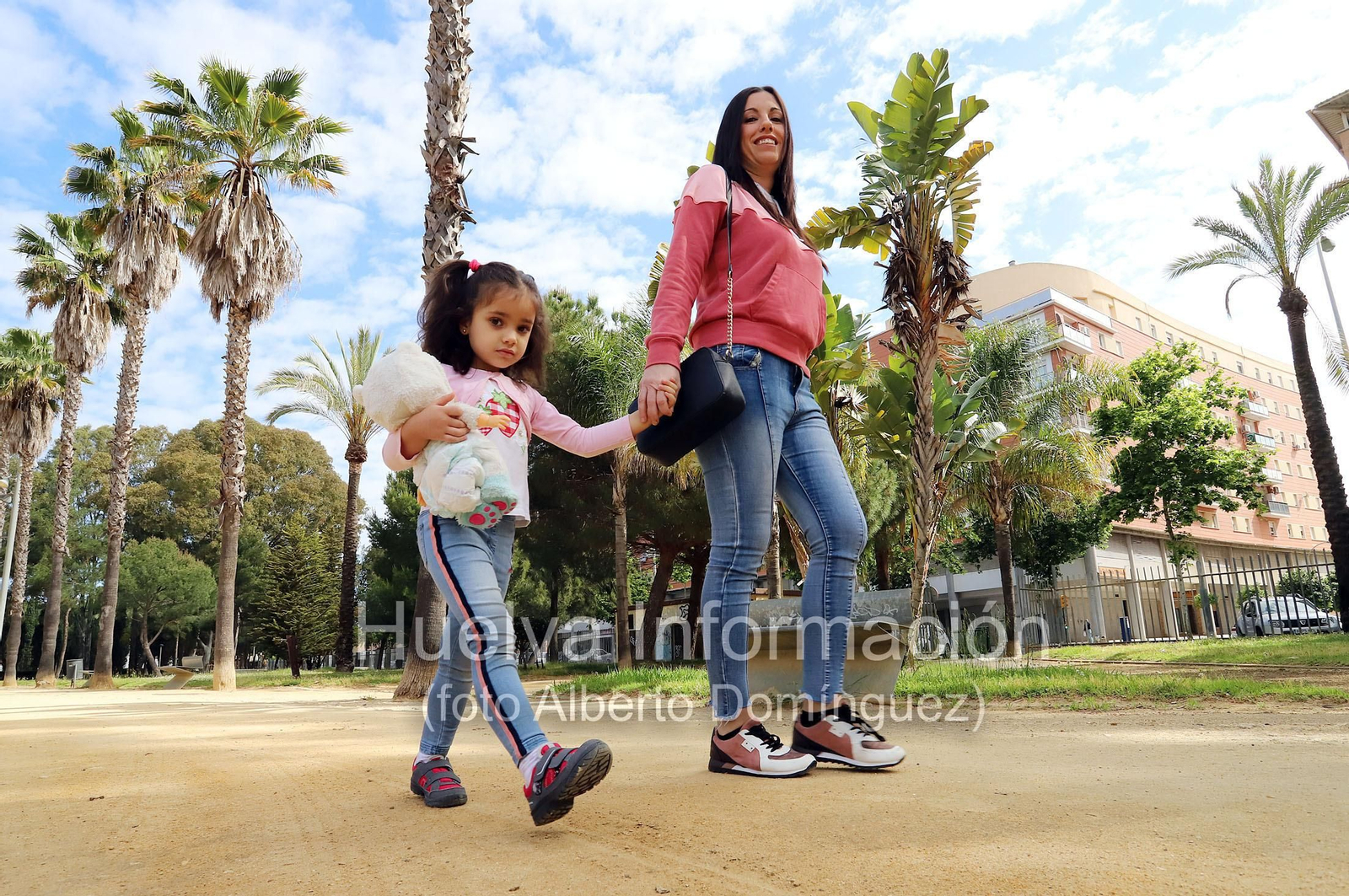 Imágenes del primer día de la salida de niños a la calle en el estado de alarma por coronavirus