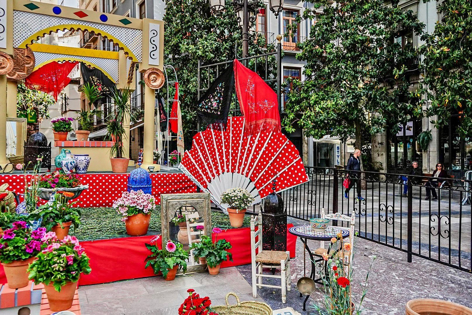 Granada ya vive las Cruces desde el día de antes: las mejores fotos