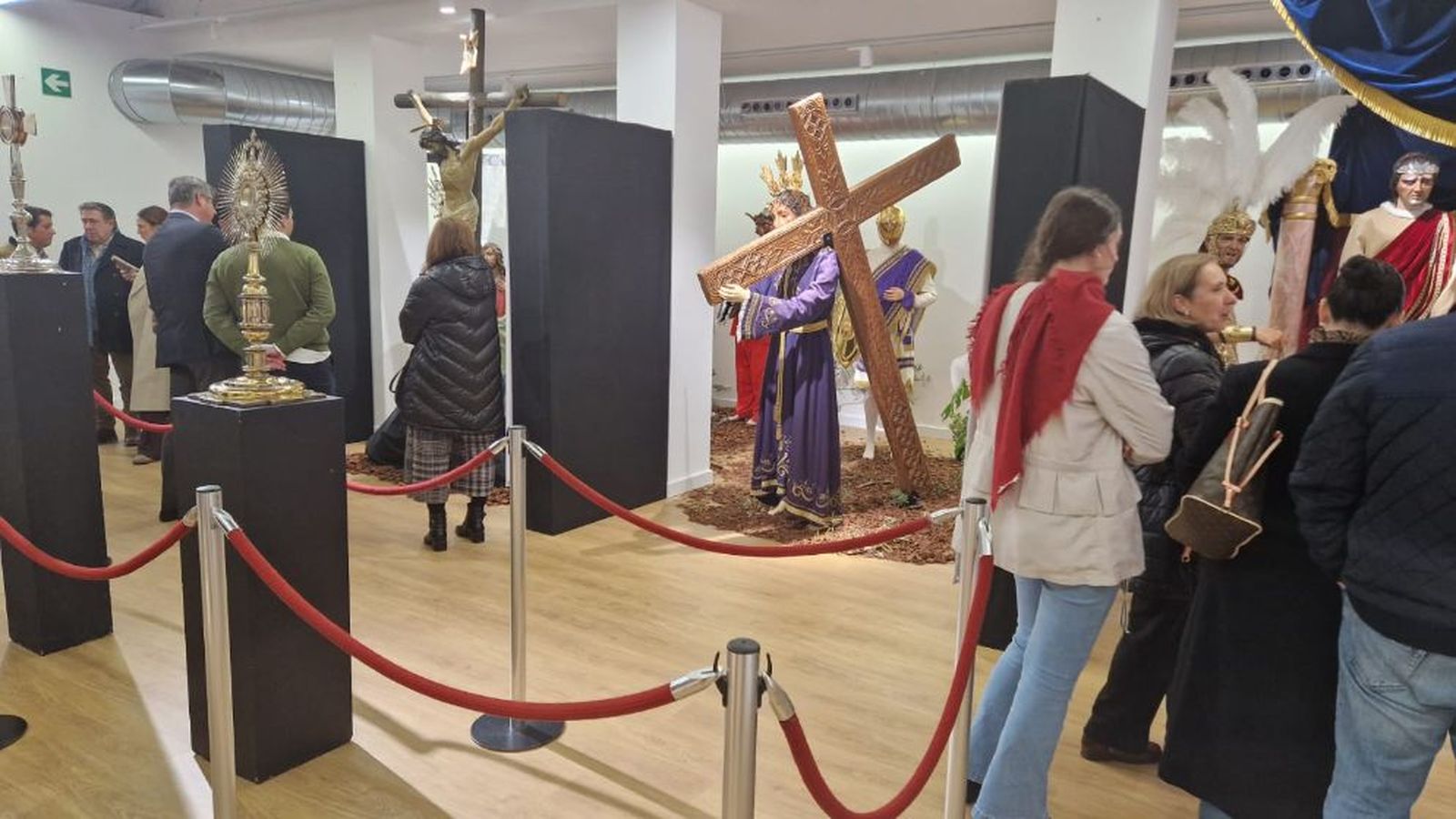 Algunas de las piezas que pueden verse en la exposición de arte cofrade de Puente Genil.