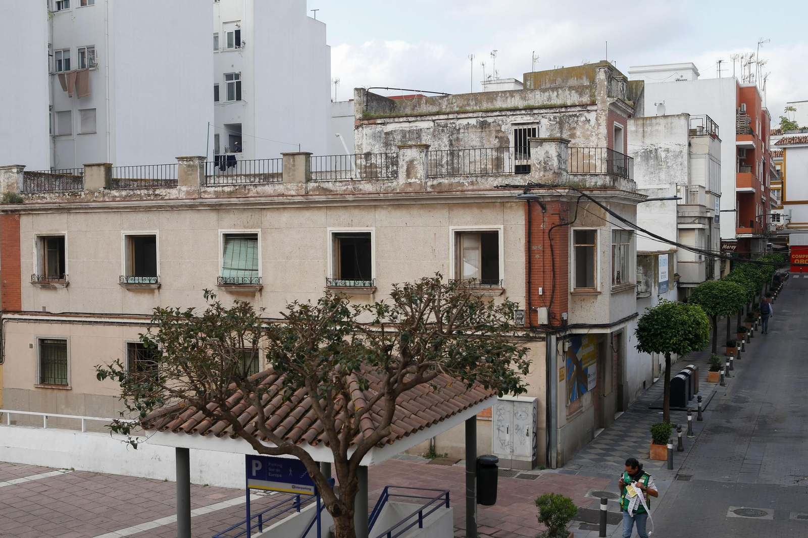 La esquina de la calle Coronel Ceballos con la plaza Sur de Europa, en Algeciras.