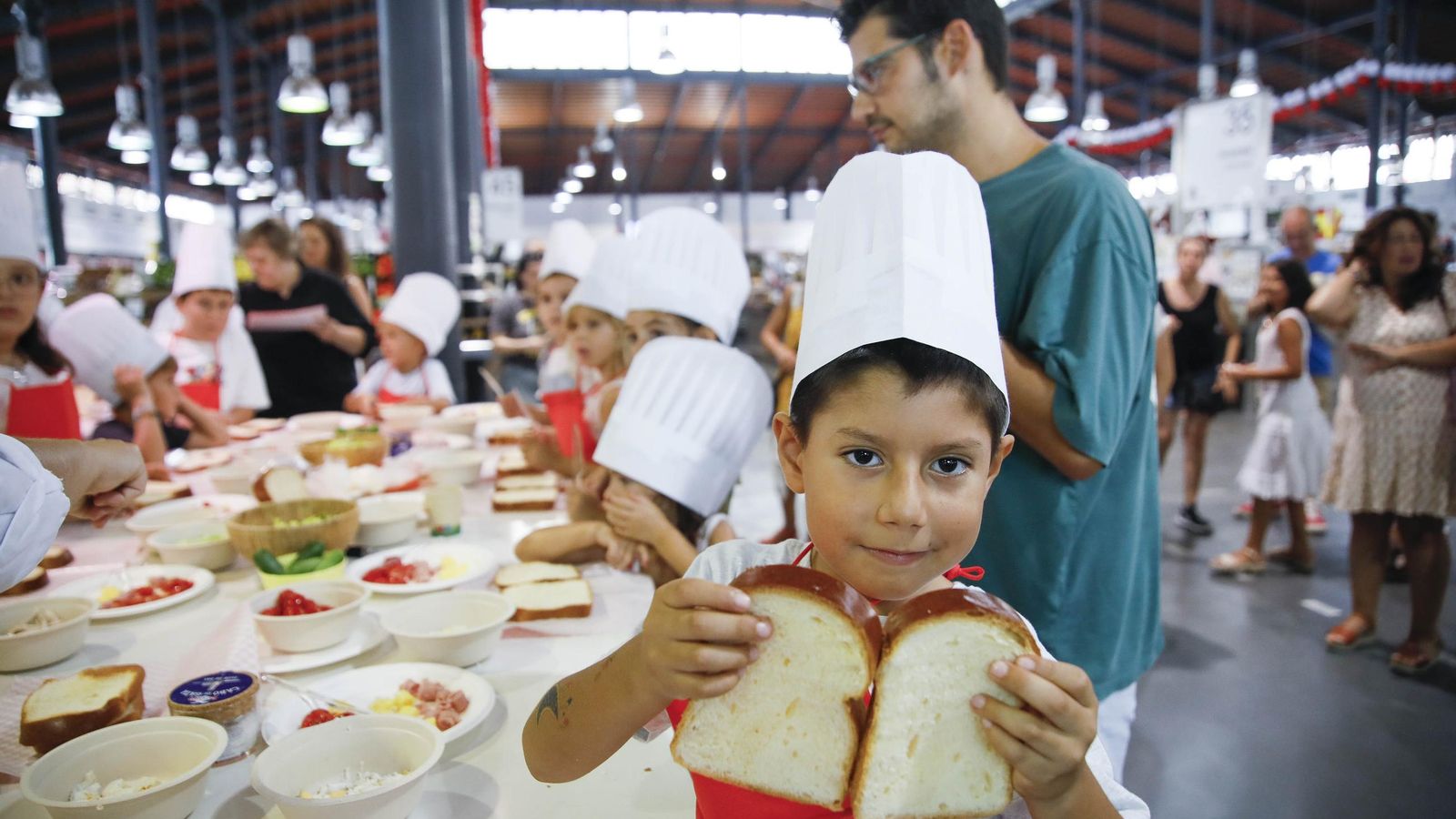 Las imágenes del taller infantil de cocina en el mercado de Almería