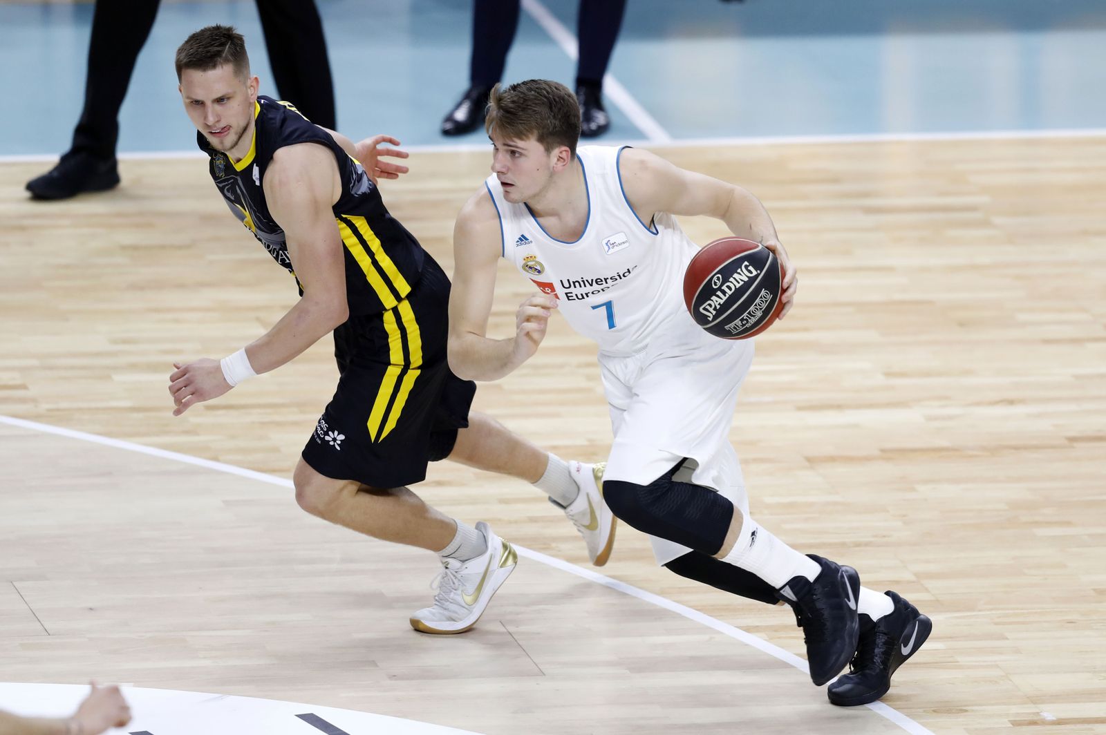 Luka Doncic ante Mateusz Ponitka.
