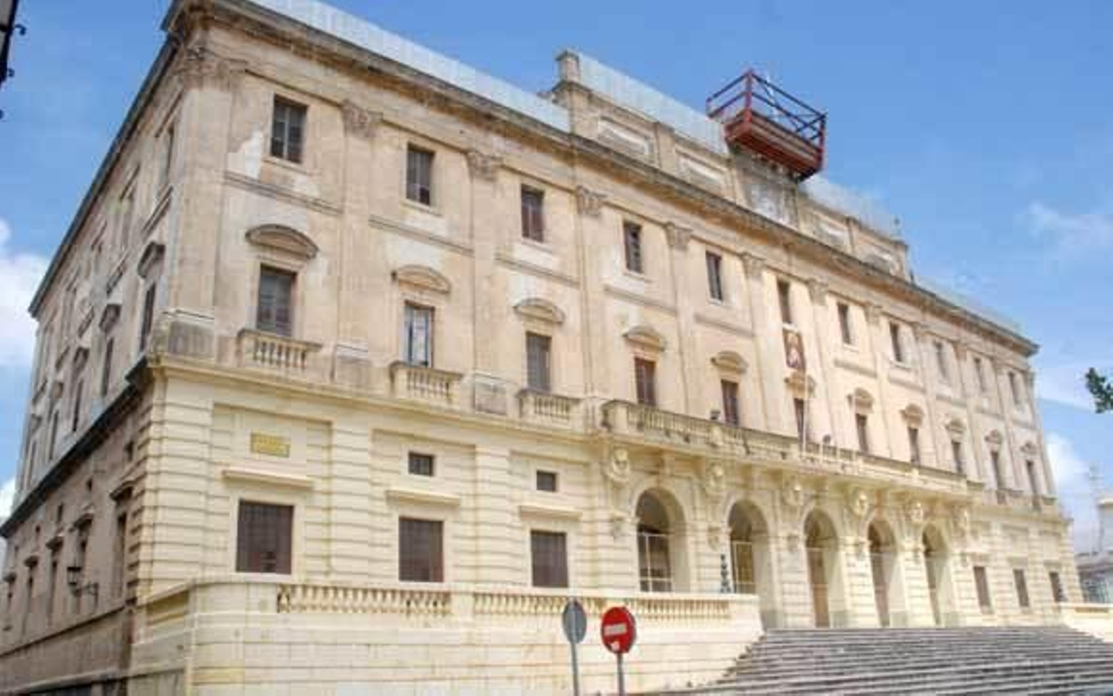 Fachada principal del Ayuntamiento, que lleva más de nueve años cerrado a la espera del comienzo de las obras. /Rioja