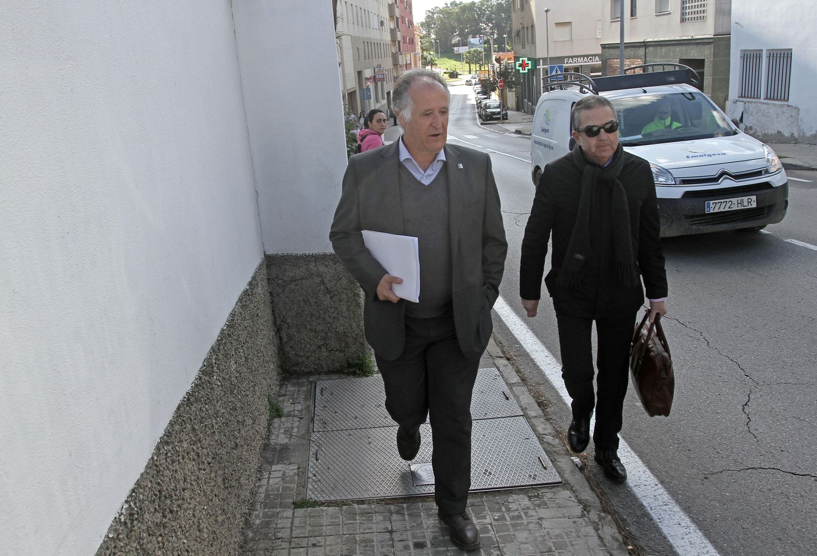 El exalcalde de Tarifa Juan Andrés Gil se dirige a los juzgados, en febrero de 2016.
