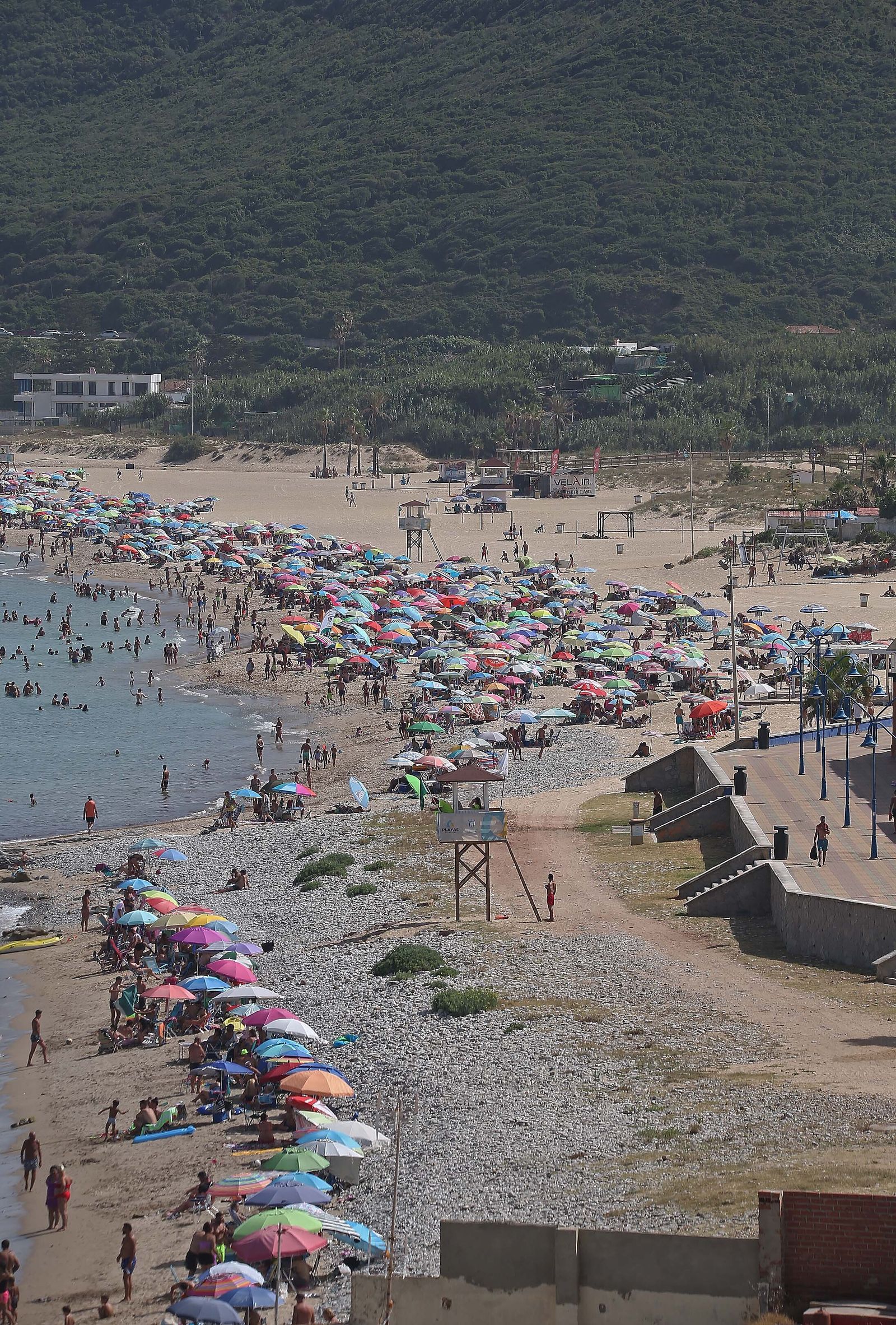 La playa de Getares abarrotada este domingo, en imágenes