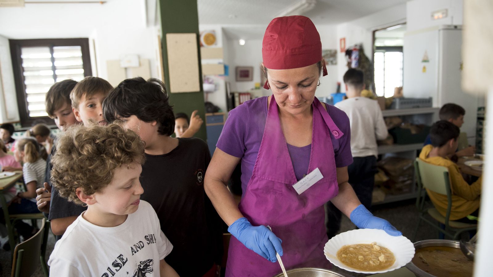 Alumnos del comedor Gómez Moreno, gestionado por los padres.