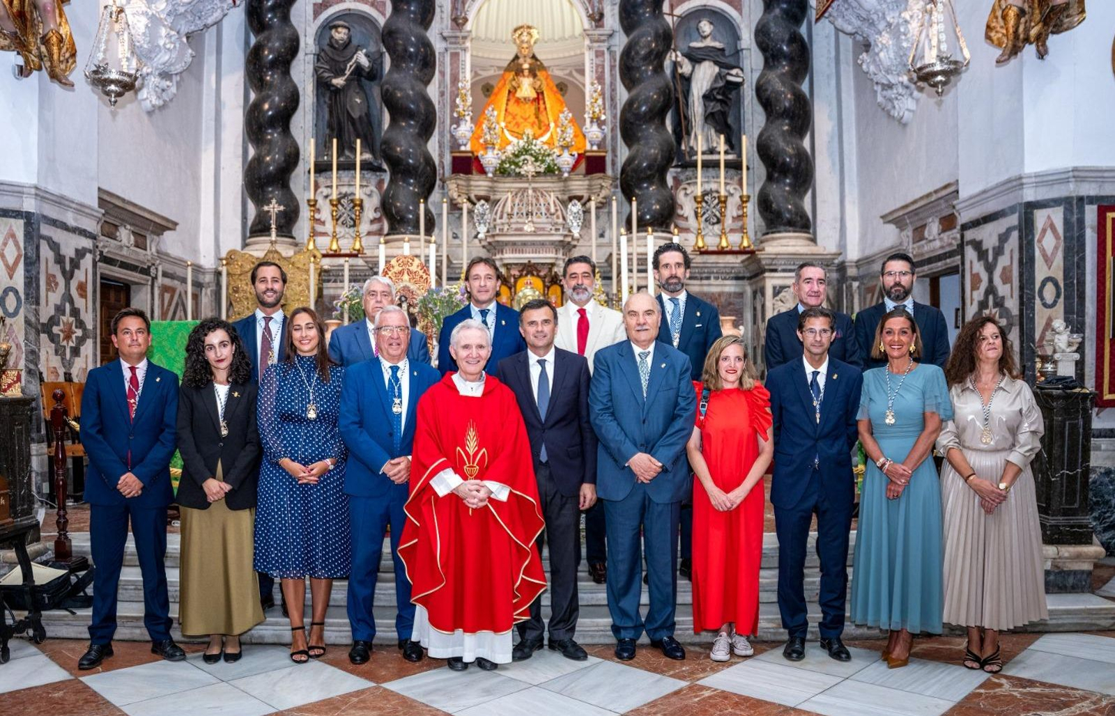 La nueva permanente del Consejo de Hermandades, con el alcalde y los concejales.