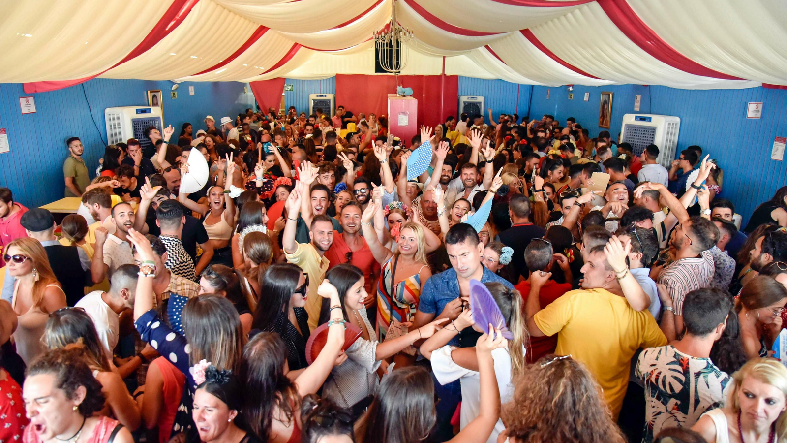 Ambiente en las caseta en el Domingo Rociero