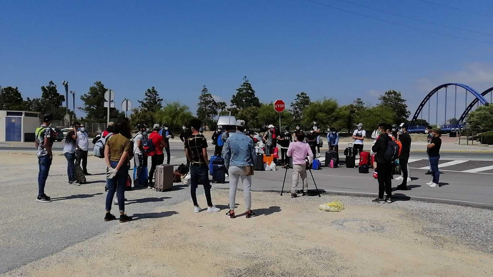 Momento de la salida de los jóvenes hacia Huelva desde La Longuera, en la tarde del viernes.