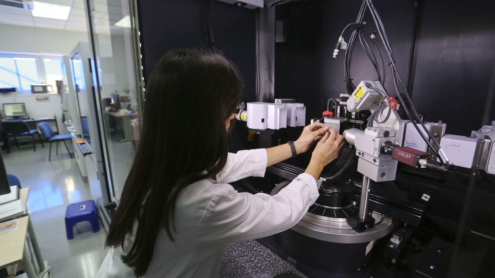 Estefanía Quintero maneja uno de los equipos de la Unidad de Refracción.