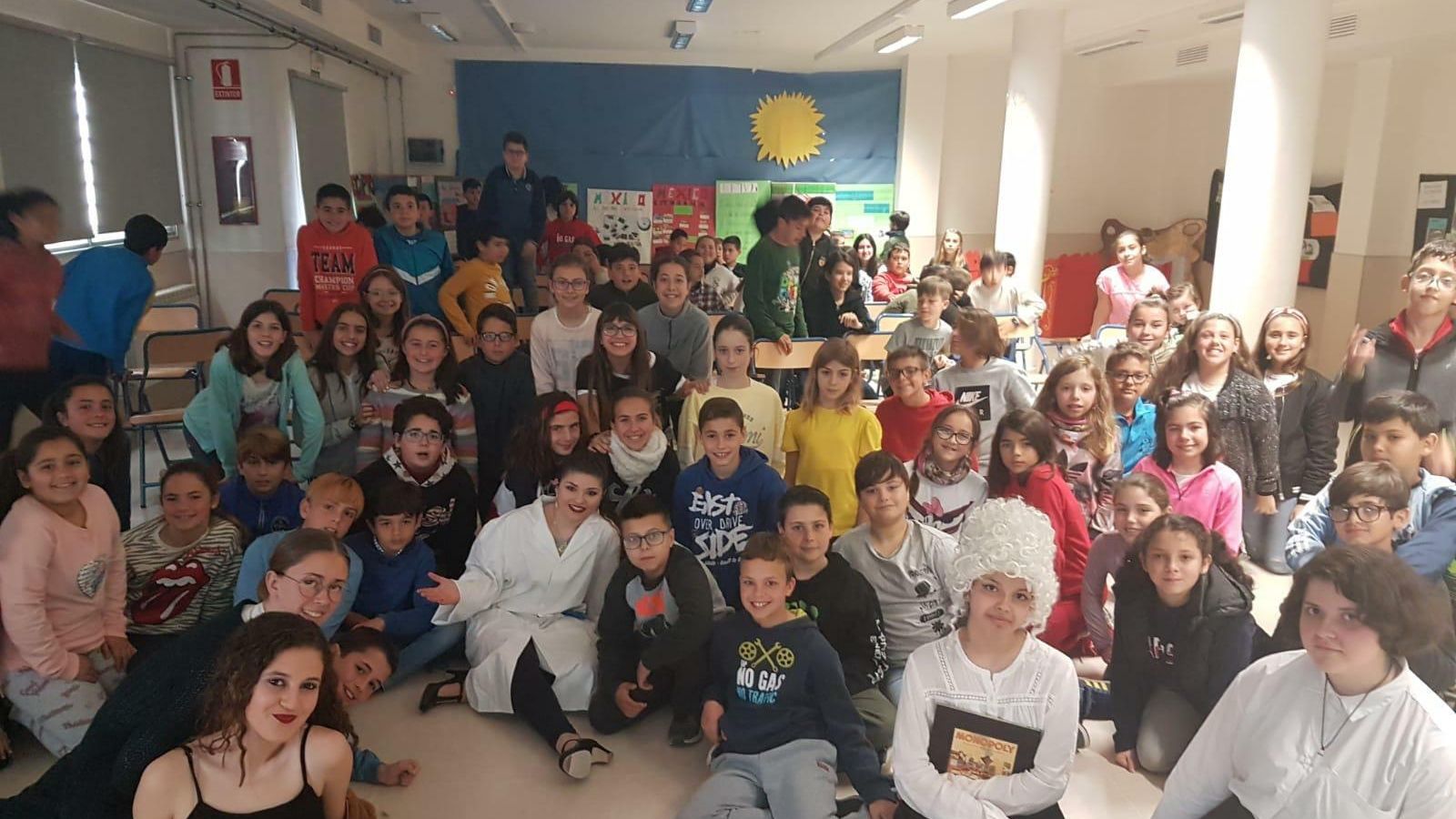 Alumnas del IES Carmen de Burgos en el CEIP Clara Campoamor