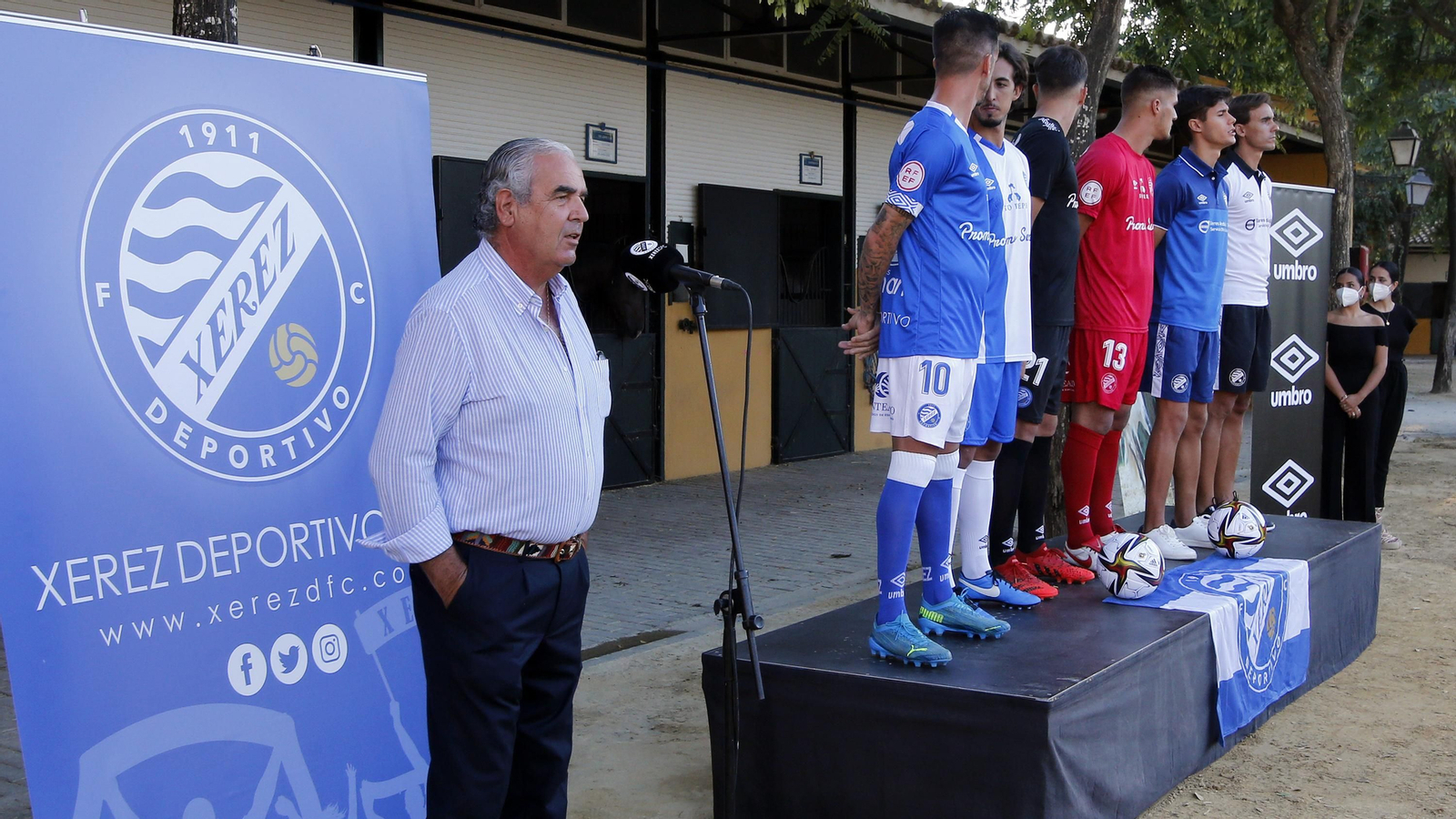 Imágenes de la presentación de las camisetas del Xerez DFC en la Yeguada de la Cartuja
