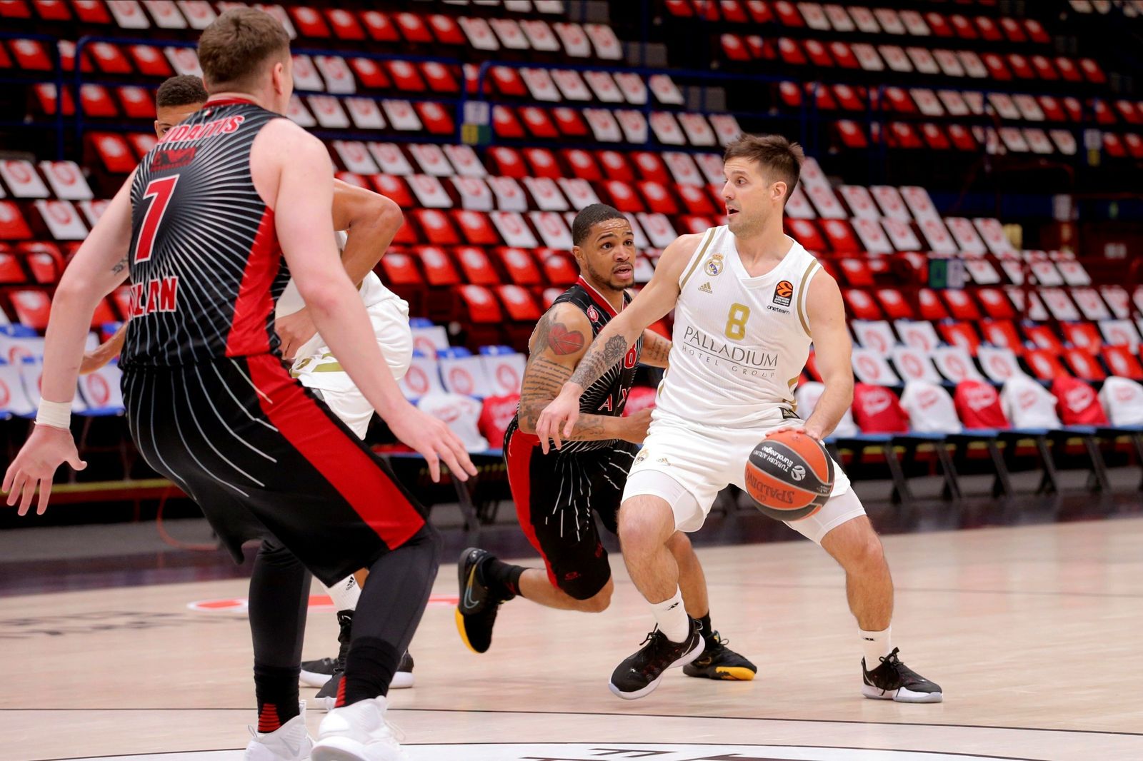 El partido entre el Milan y el Real Madrid, jugado a puerta cerrada