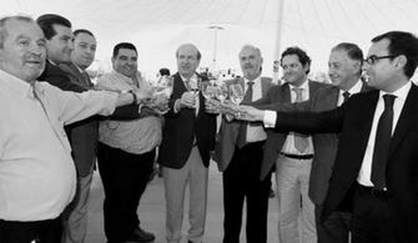 1. El alcalde de Huelva, concejales, empresarios y presidentes de los exportadores de marisco y de la Denominación de Origen Condado de Huelva brindan en la Feria de la Gamba 2. El producto estrella de la gastronomía de Huelva, listo para su consumo. 3-4. Los primeros visitantes degustando marisco.