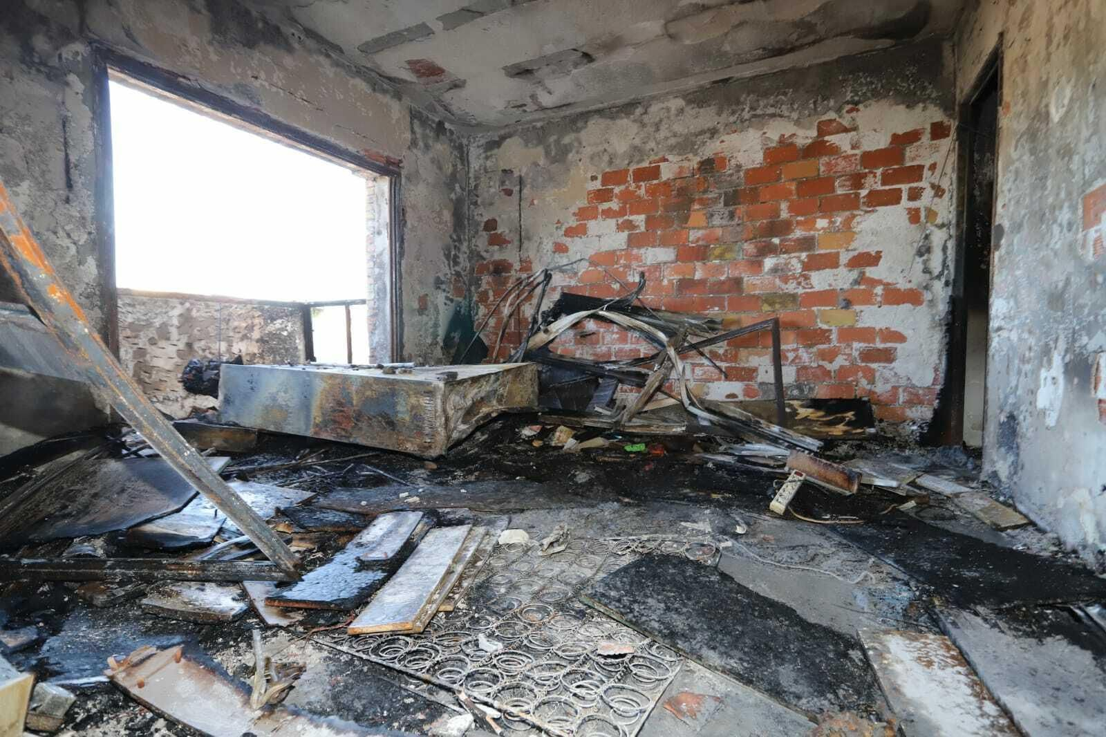 Estado en el que ha quedado el salón de la vivienda afectada en La Hispanidad, donde se originó el incendio.