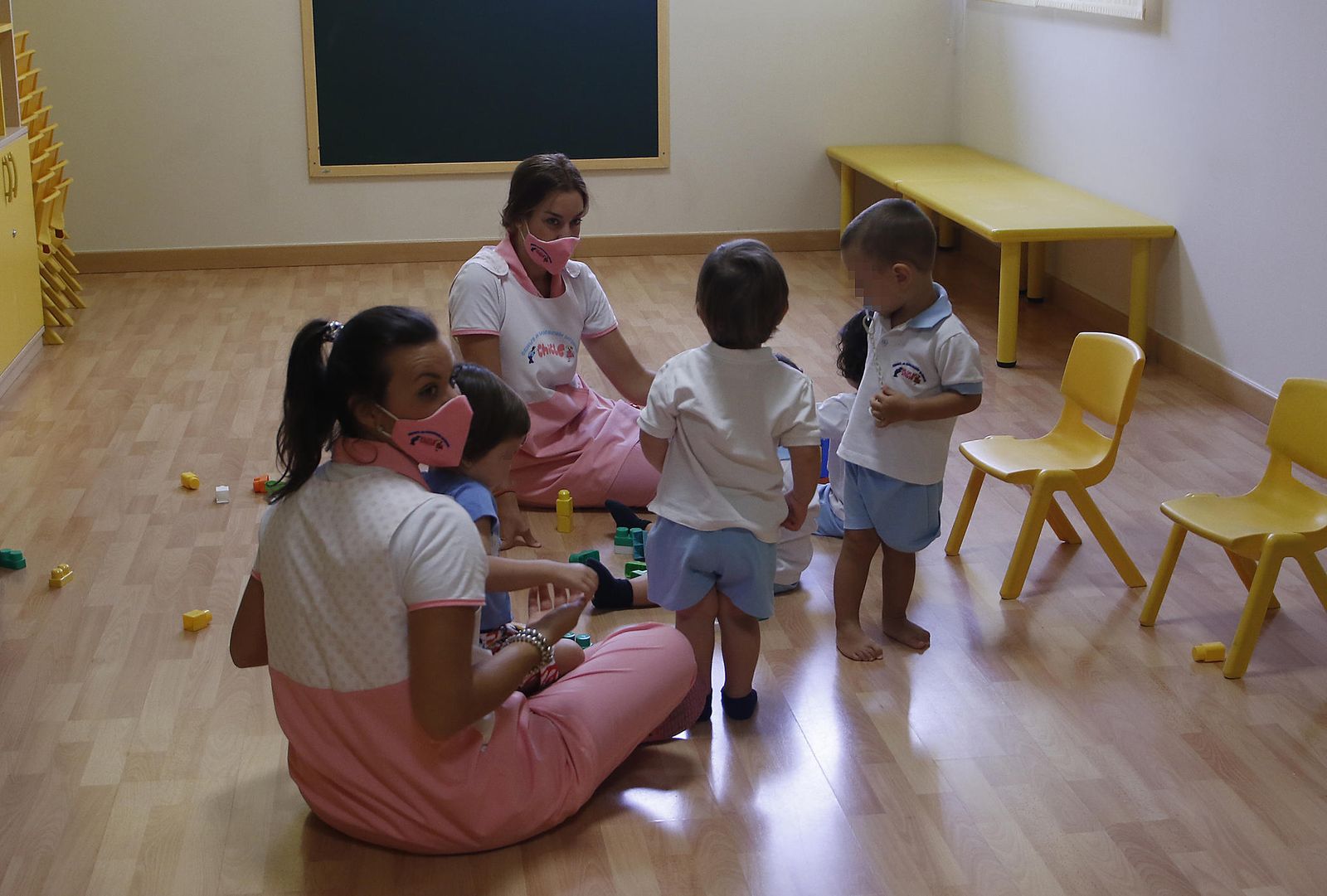 Las monitoras de Educación Infantil atiende a varios niños de la escuela Chicle, en Mairena del Aljarafe.