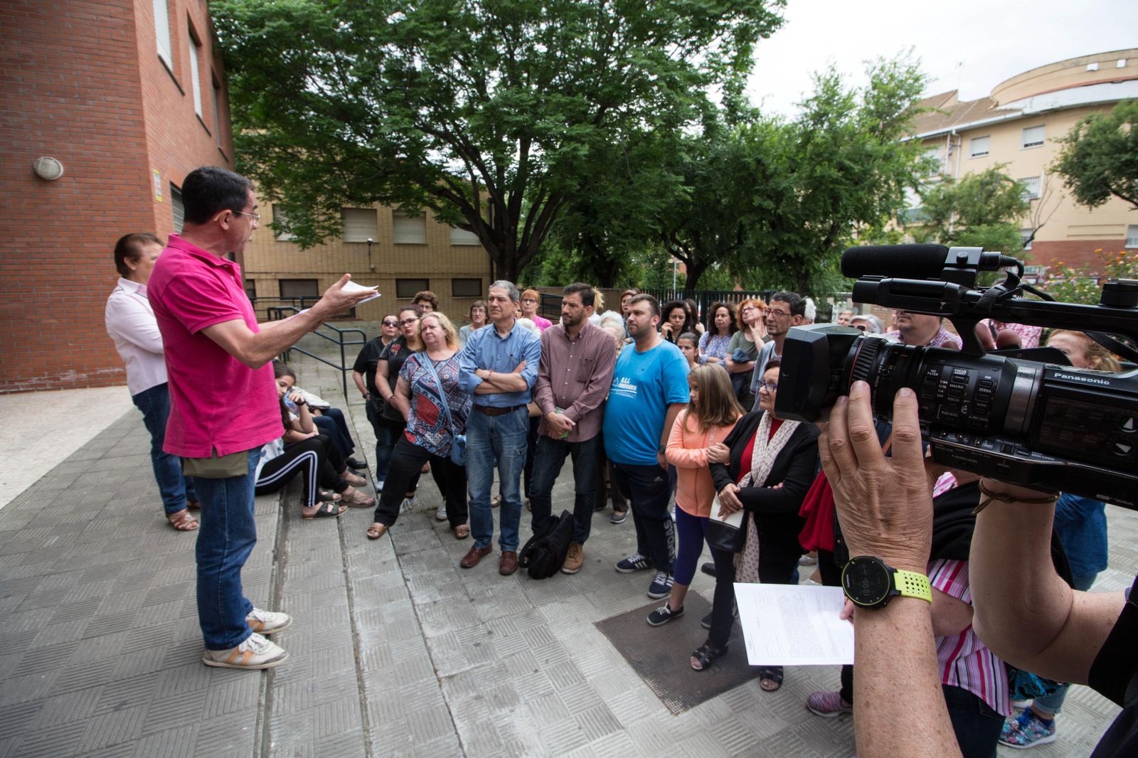 El portavoz de la plataforma Tres Barrios-Amate, Fernando Armas, se dirige a los vecinos en la protesta.