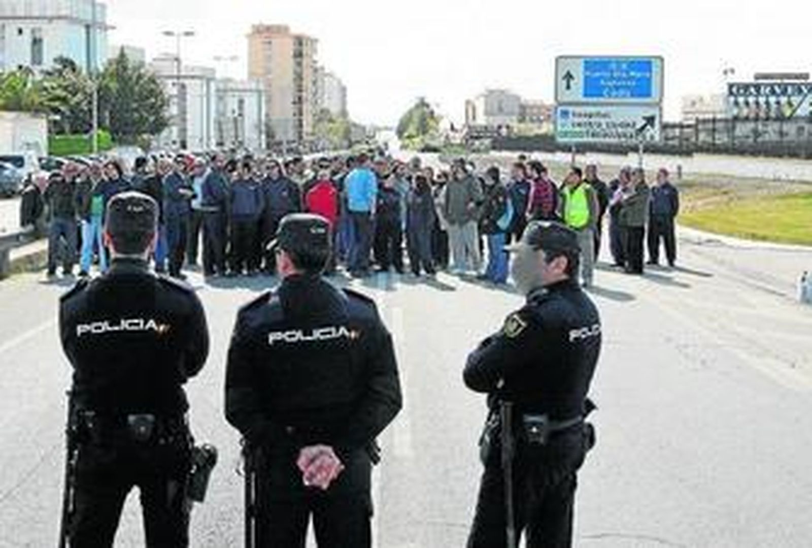 Trabajadores de Garvey cortan el tráfico en la N-IV.