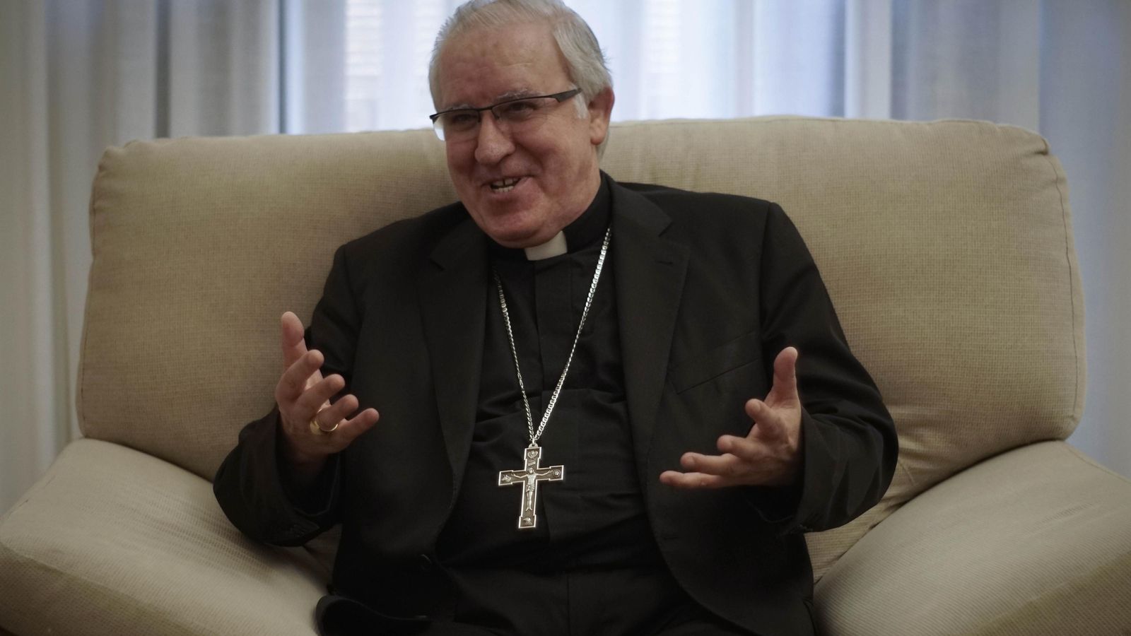 Monseñor Saiz durante la entrevista.