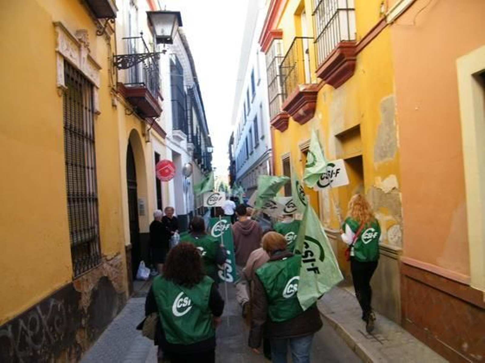 Miles de funcionarios se manifestaron desde la Alameda de Hércules hasta el Parlamento andaluz contra el decreto de la Junta bajo el lema 'Defiendo mi derecho y la gestión pública'.