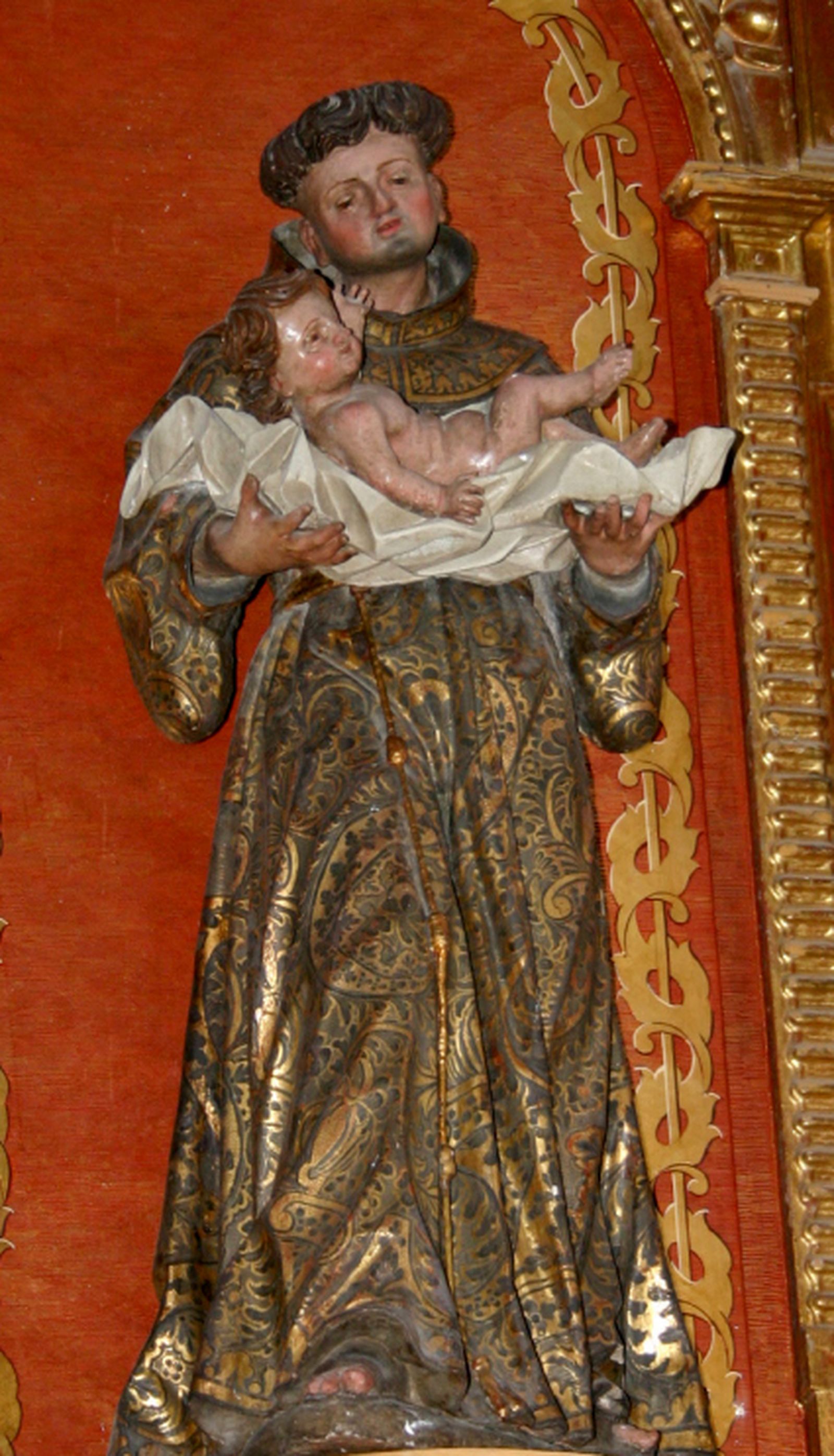 Talla de San Antonio de Padua en el primer registro del retablo de la iglesia conventual. Obra del siglo XVII