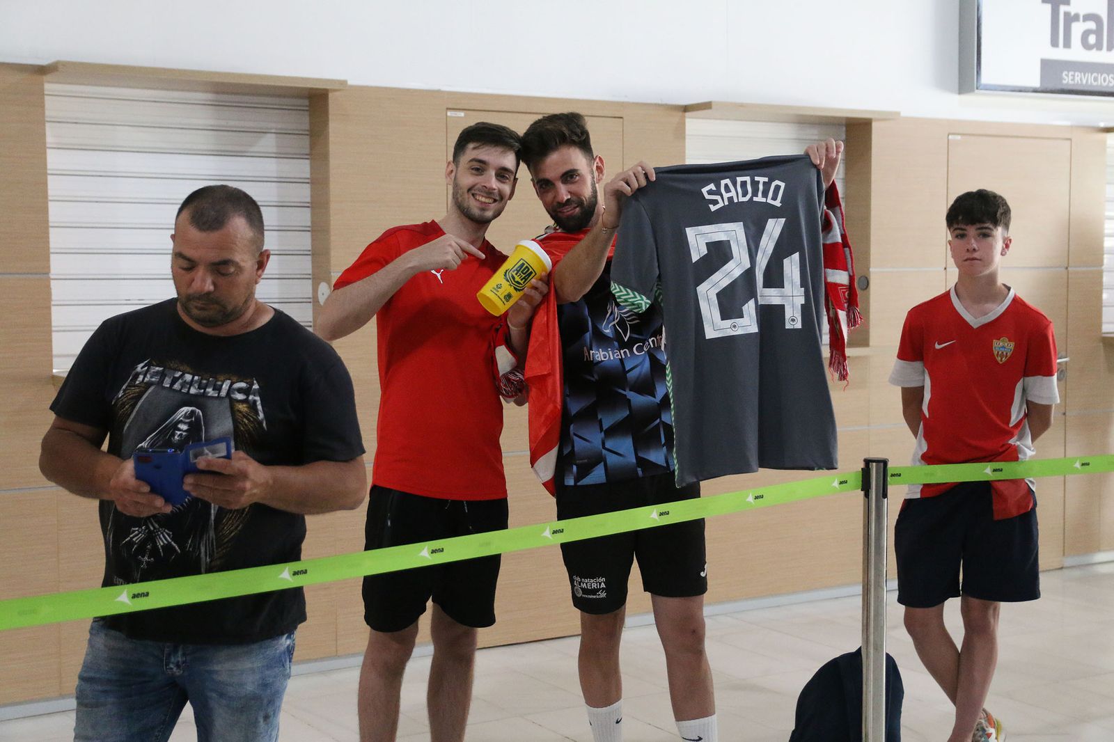 Fotogalería de la llegada de la UDA al aeropuerto de Almería
