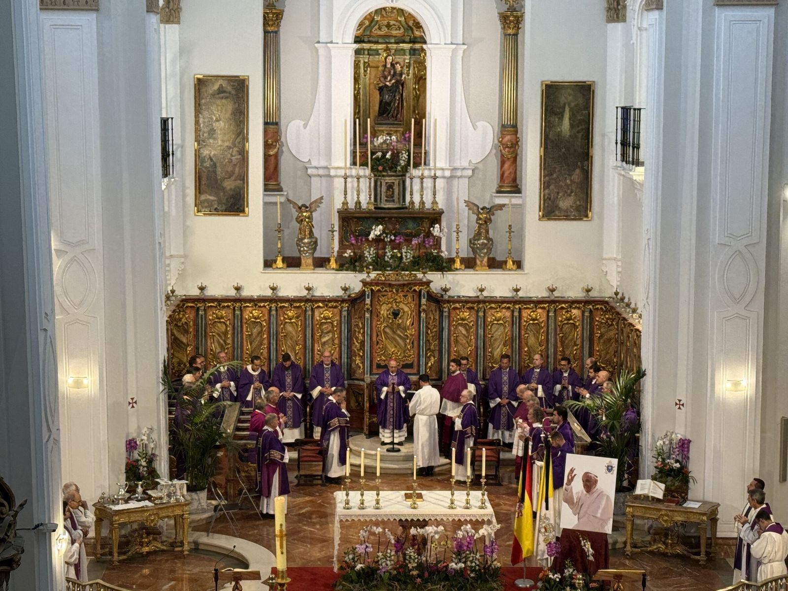 Misa funeraria en honor al papa Francisco en la Catedral de La Merced.