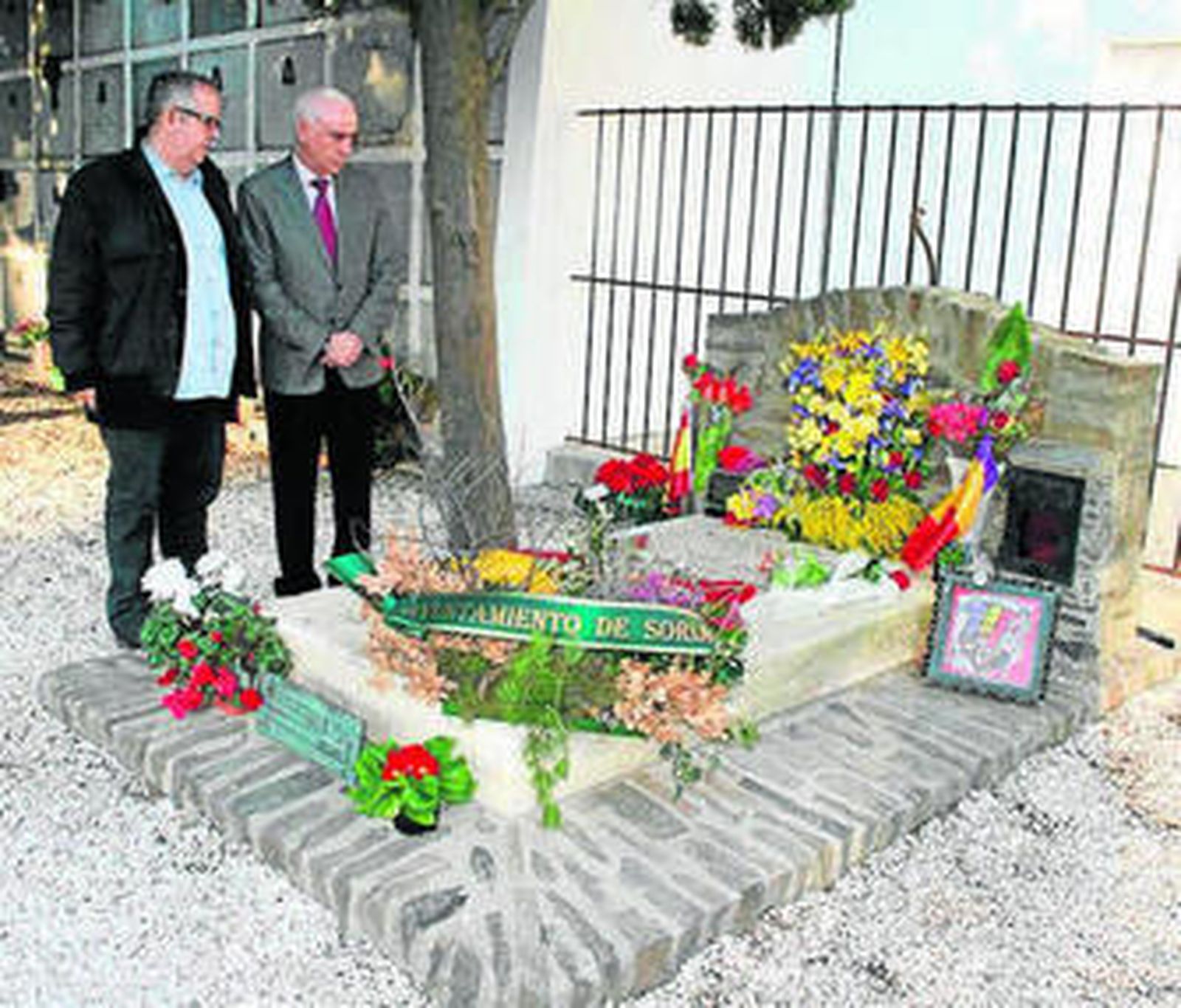 Juan José Téllez y Luciano Alonso, junto a la tumba de Machado.