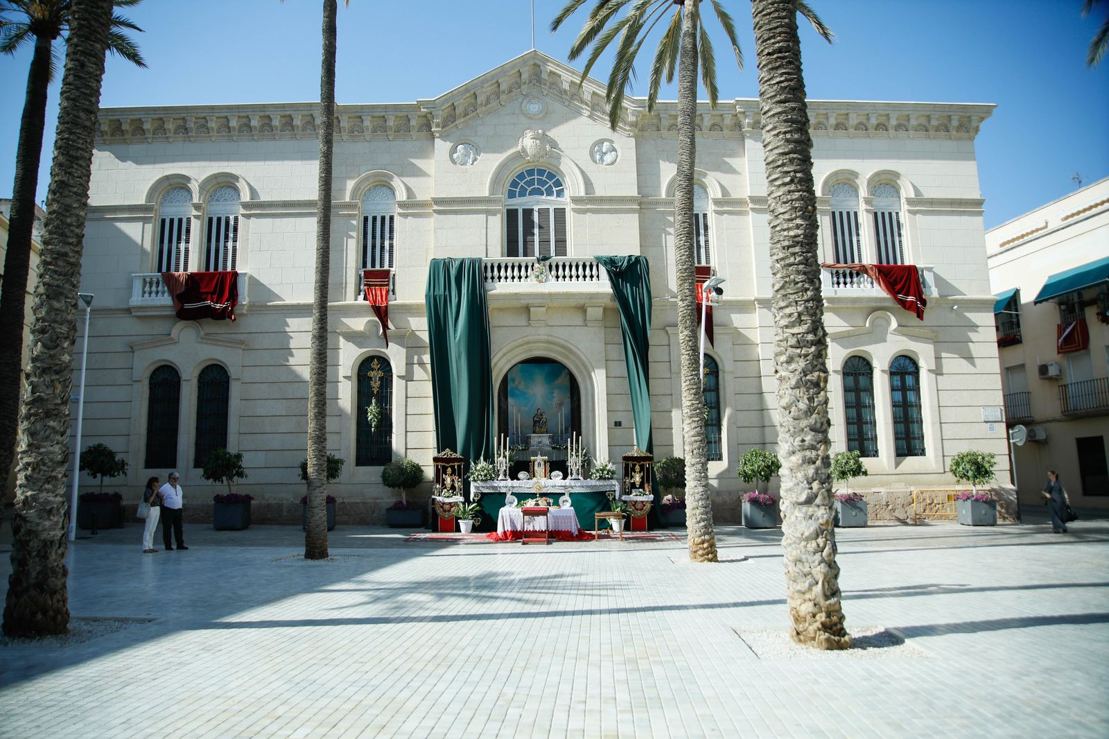 Imágenes de la procesión del Corpus Christi en Almería: así han sido la misa y la posterior marcha por la capital